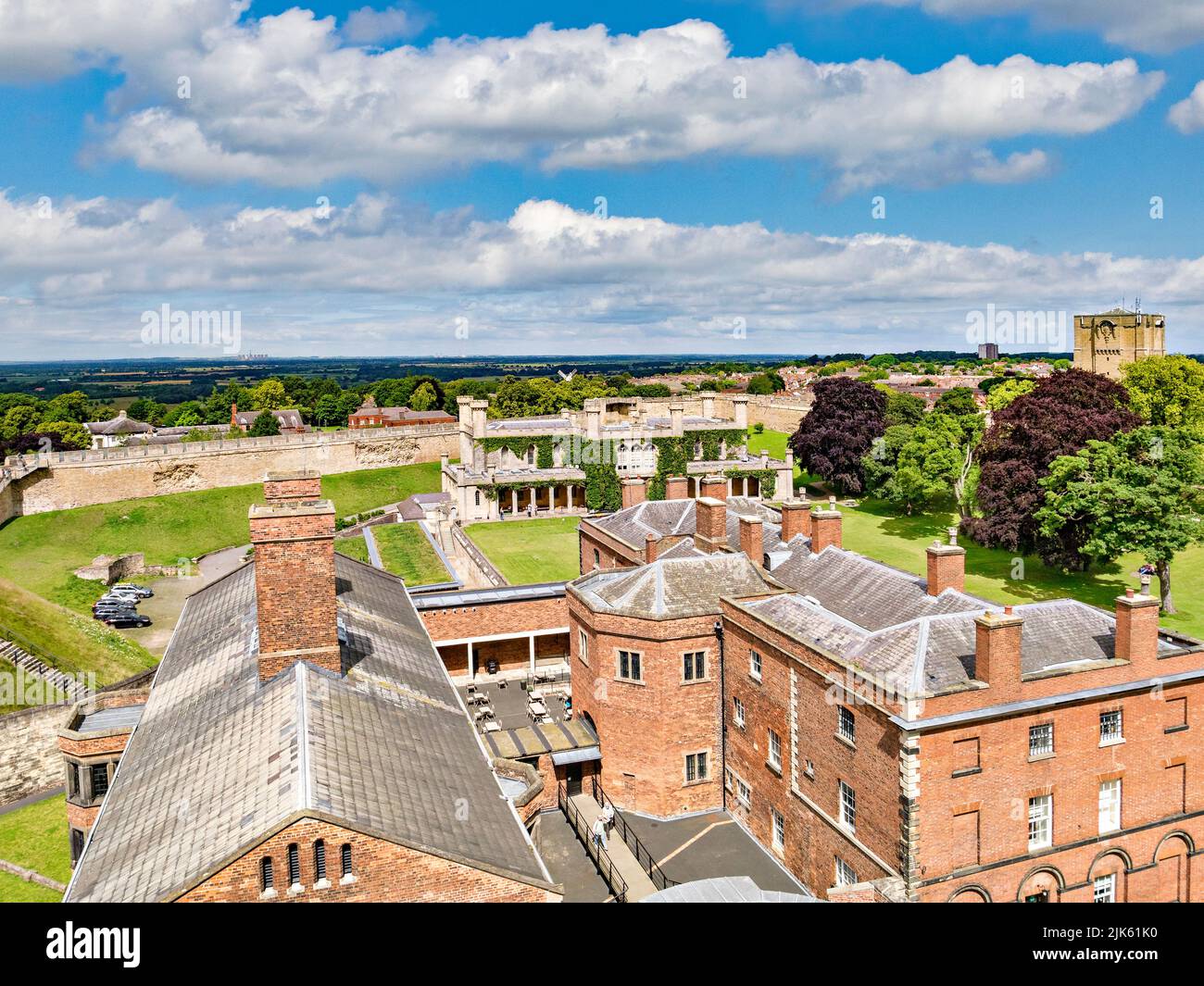 2. Juli 2019: Lincoln, Großbritannien - Ein Blick auf das alte Gefängnis von den Burgmauern, mit dem Crown Court Gebäude, und ein Fernblick auf die Lincoln Wolds. Stockfoto