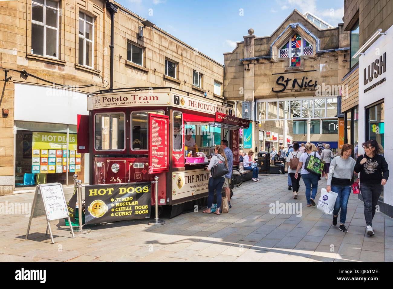 12. Juli 2019: Lancaster, Lancashire, Großbritannien - die Kartoffeltram, eine alte Straßenbahn, die zum Verkauf von Mantelkartoffeln umgebaut wurde, befindet sich vor der St Nic's Arcade im Stadtzentrum. Stockfoto