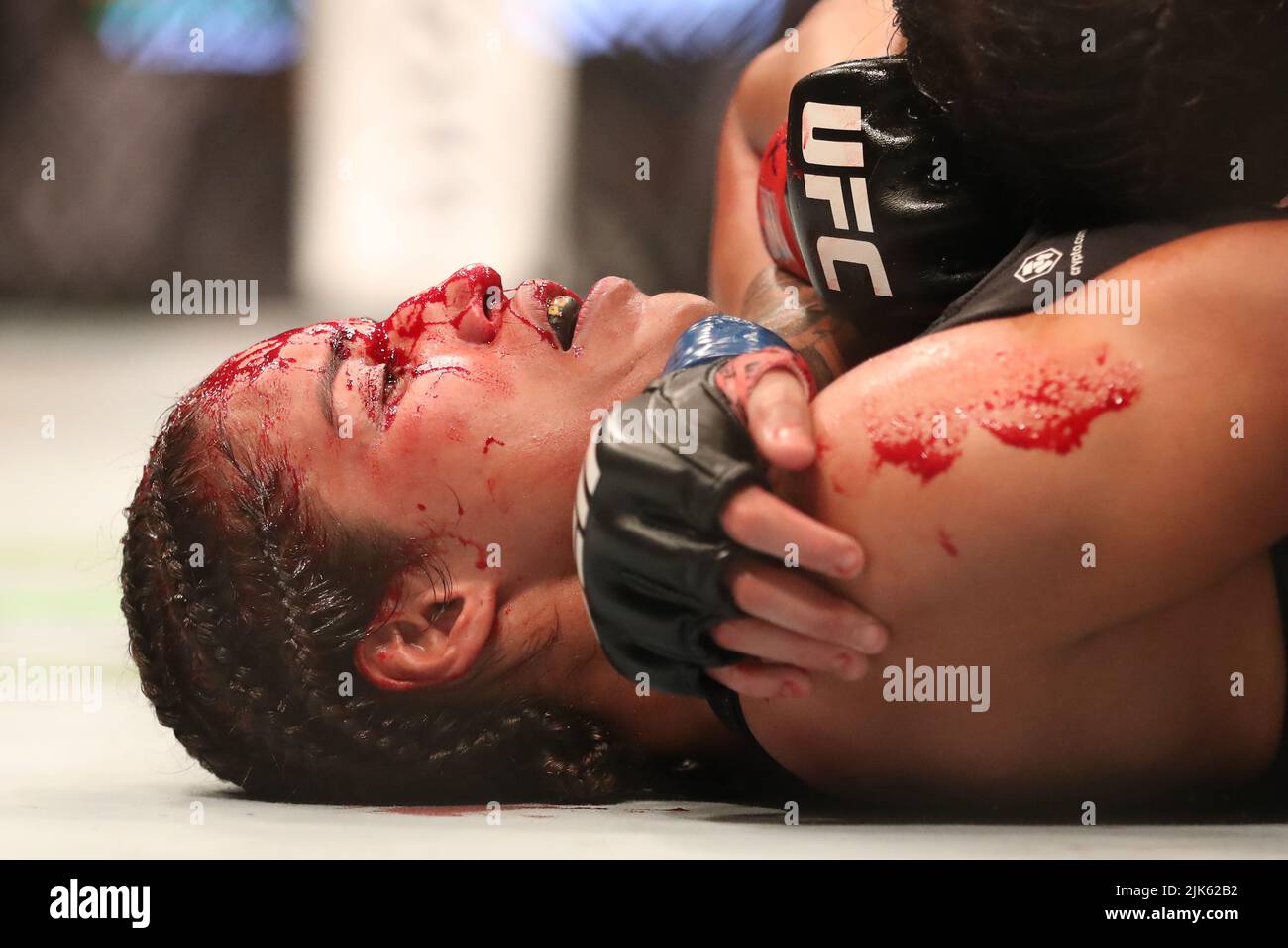 Dallas, Texas, Dallas, TX, USA. 30.. Juli 2022. DALLAS, TX - JULI 30: Julianna PeÃ±A kämpft gegen Amanda Nunes in ihrem Women Bantamweight Kampf während des UFC 277 Events im American Airlines Center am 30. Juli 2022 in Dallas, Texas, USA. (Bild: © Alejandro Salazar/PX Imagens via ZUMA Press Wire) Stockfoto