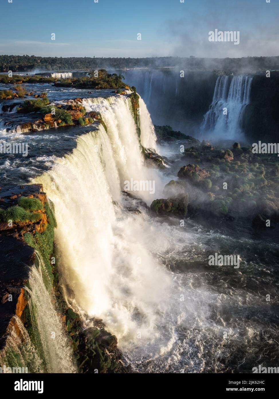 Weltberühmte Iguzu-Wasserfälle an der Grenze zwischen Brasilien und Argentinien. Stockfoto