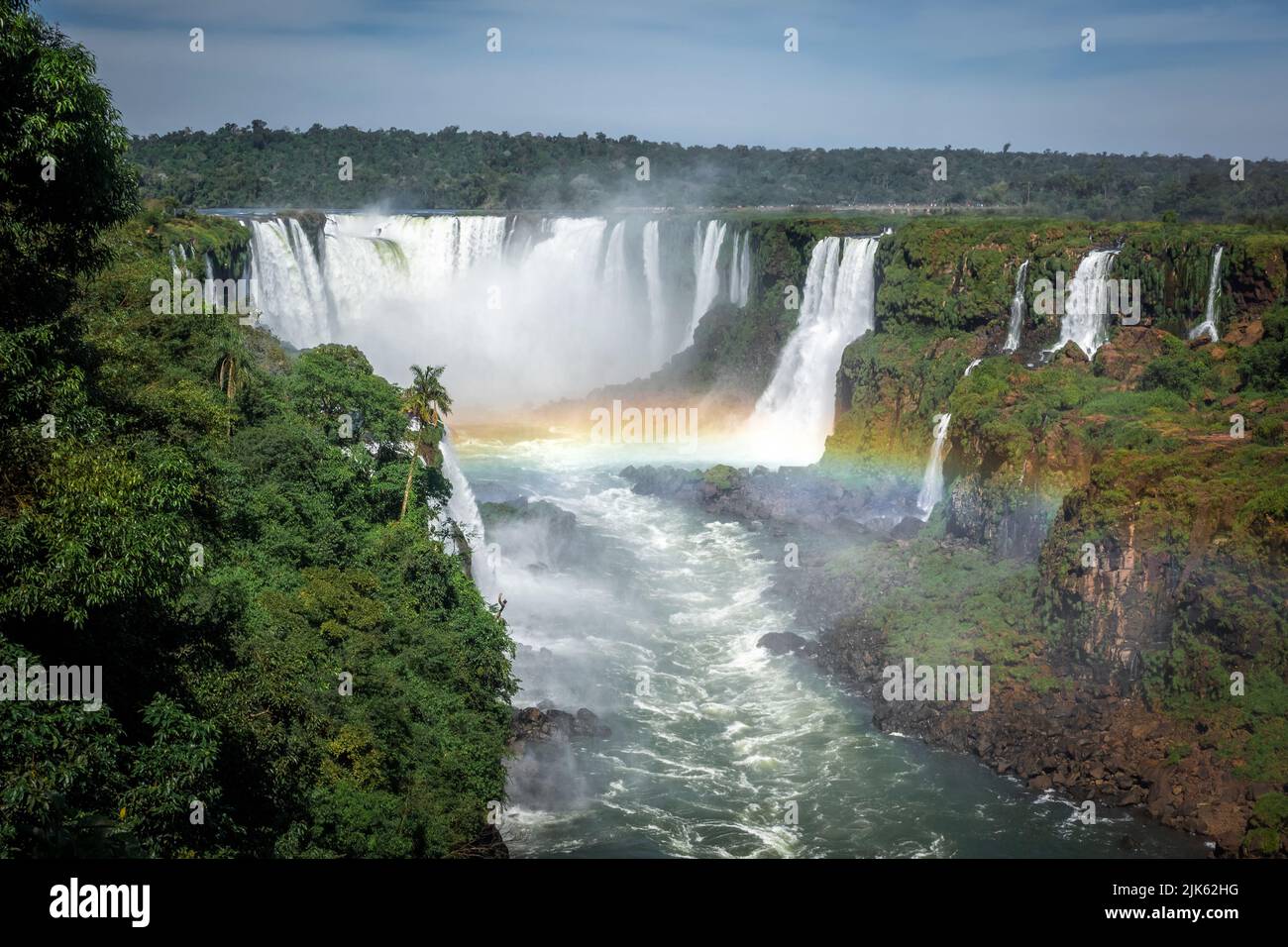 Weltberühmte Iguzu-Wasserfälle an der Grenze zwischen Brasilien und Argentinien. Stockfoto