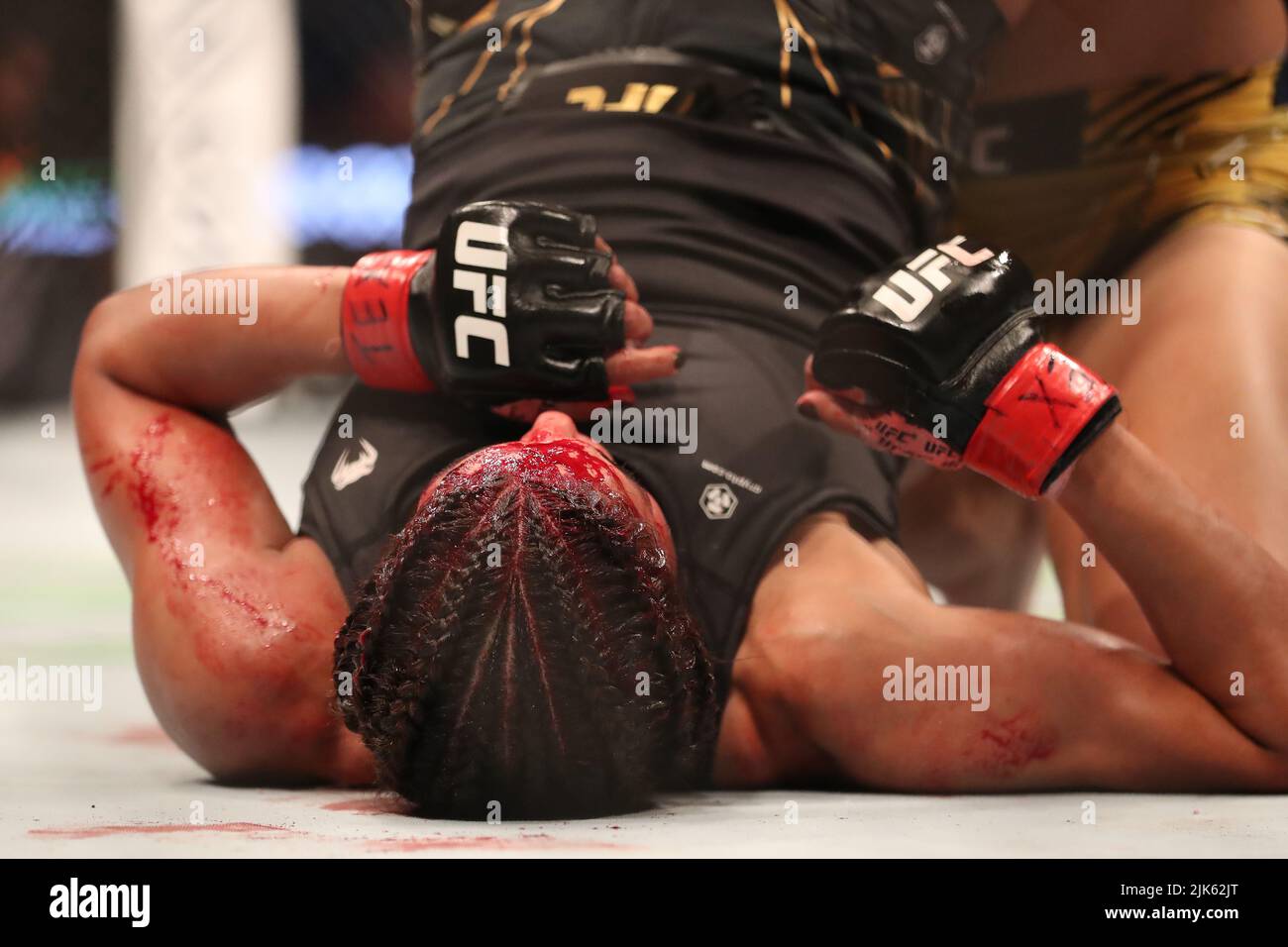 Dallas, Texas, Dallas, TX, USA. 30.. Juli 2022. DALLAS, TX - JULI 30: Julianna PeÃ±A kämpft gegen Amanda Nunes in ihrem Women Bantamweight Kampf während des UFC 277 Events im American Airlines Center am 30. Juli 2022 in Dallas, Texas, USA. (Bild: © Alejandro Salazar/PX Imagens via ZUMA Press Wire) Stockfoto