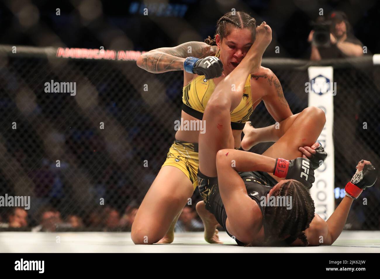 Dallas, Texas, Dallas, TX, USA. 30.. Juli 2022. DALLAS, TX - 30. JULI: Amanda Nunes (TOP) schlägt Julianna PeÃ±A in ihrem Women Bantamweight Kampf während der UFC 277 Veranstaltung im American Airlines Center am 30. Juli 2022 in Dallas, Texas, USA. (Bild: © Alejandro Salazar/PX Imagens via ZUMA Press Wire) Stockfoto