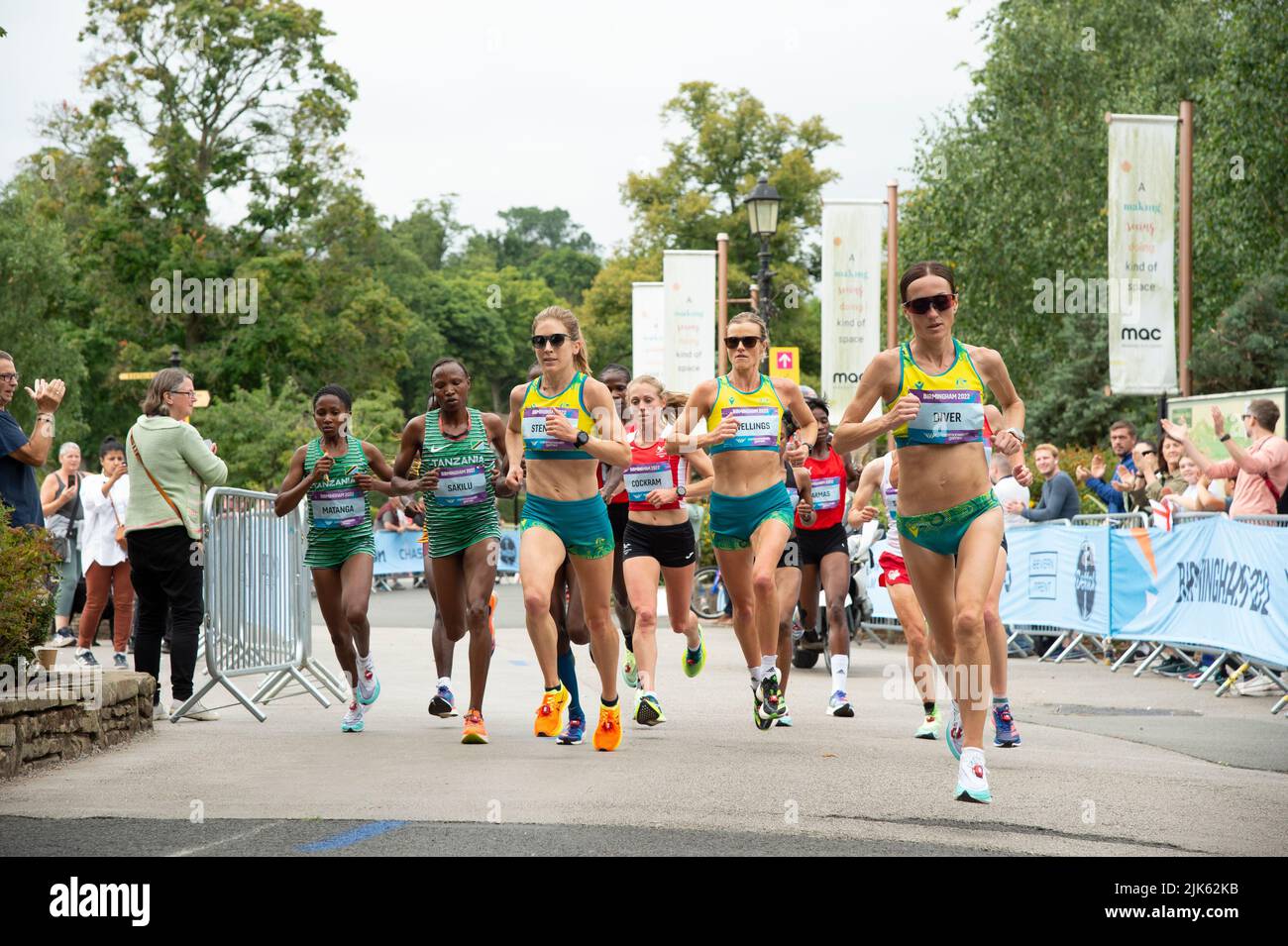 Jessica Stenson, Eloise Wellings und das Sinead-Team Australia treten am zweiten Tag der Commonwealth Games in Cannon Hill beim Marathon der Frauen an Stockfoto