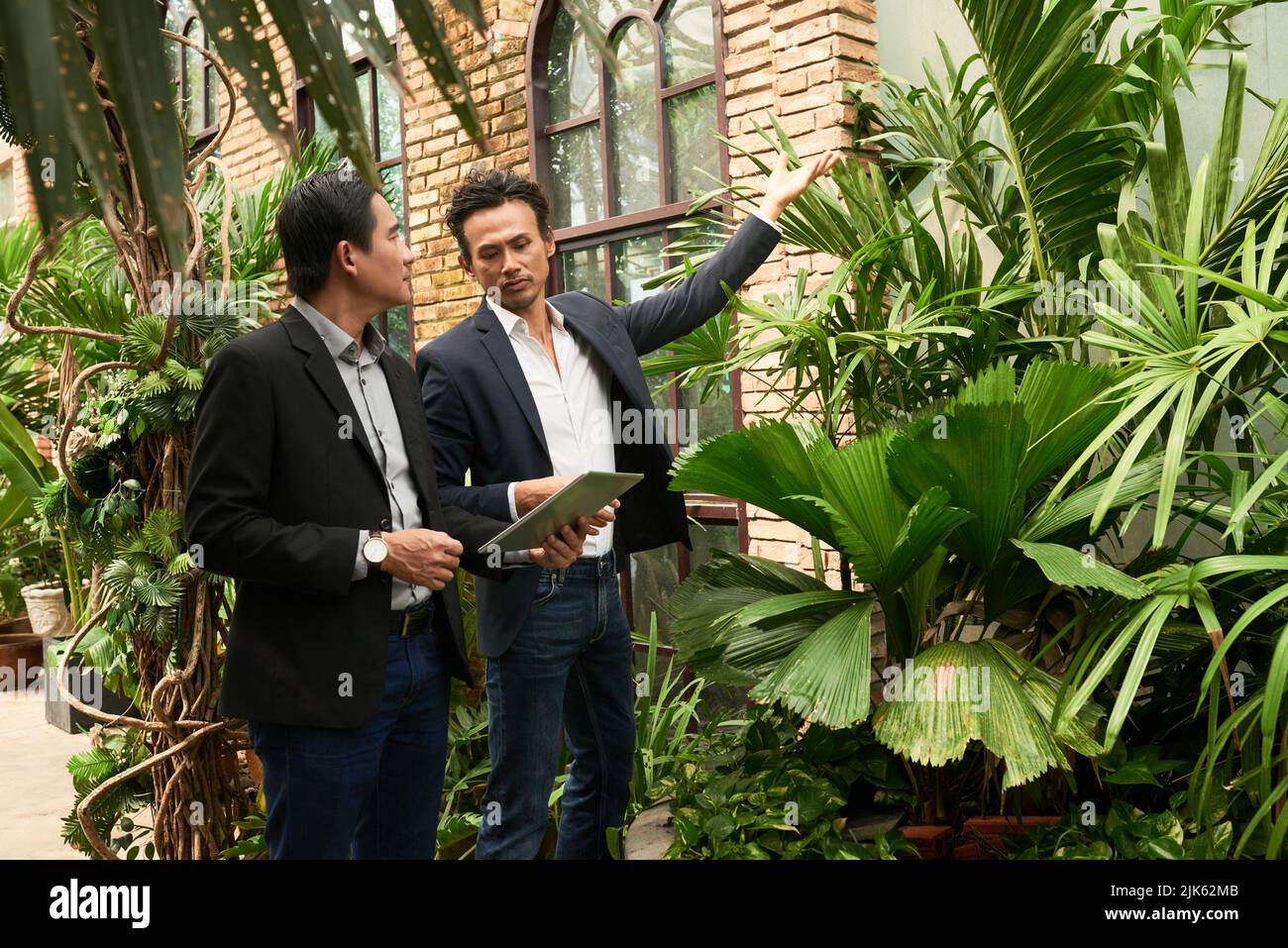 Unternehmer auf der Suche nach dem besten Gebäude für ihr Restaurant Stockfoto