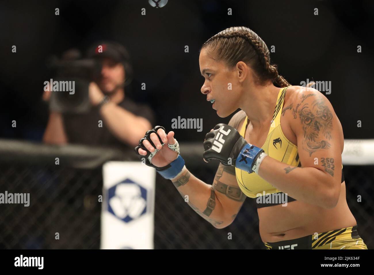 Dallas, Texas, Dallas, TX, USA. 30.. Juli 2022. DALLAS, TX - 30. JULI: Amanda Nunes kämpft gegen Julianna PeÃ±A in ihrem Women Bantamweight Kampf während des UFC 277 Events im American Airlines Center am 30. Juli 2022 in Dallas, Texas, USA. (Bild: © Alejandro Salazar/PX Imagens via ZUMA Press Wire) Stockfoto