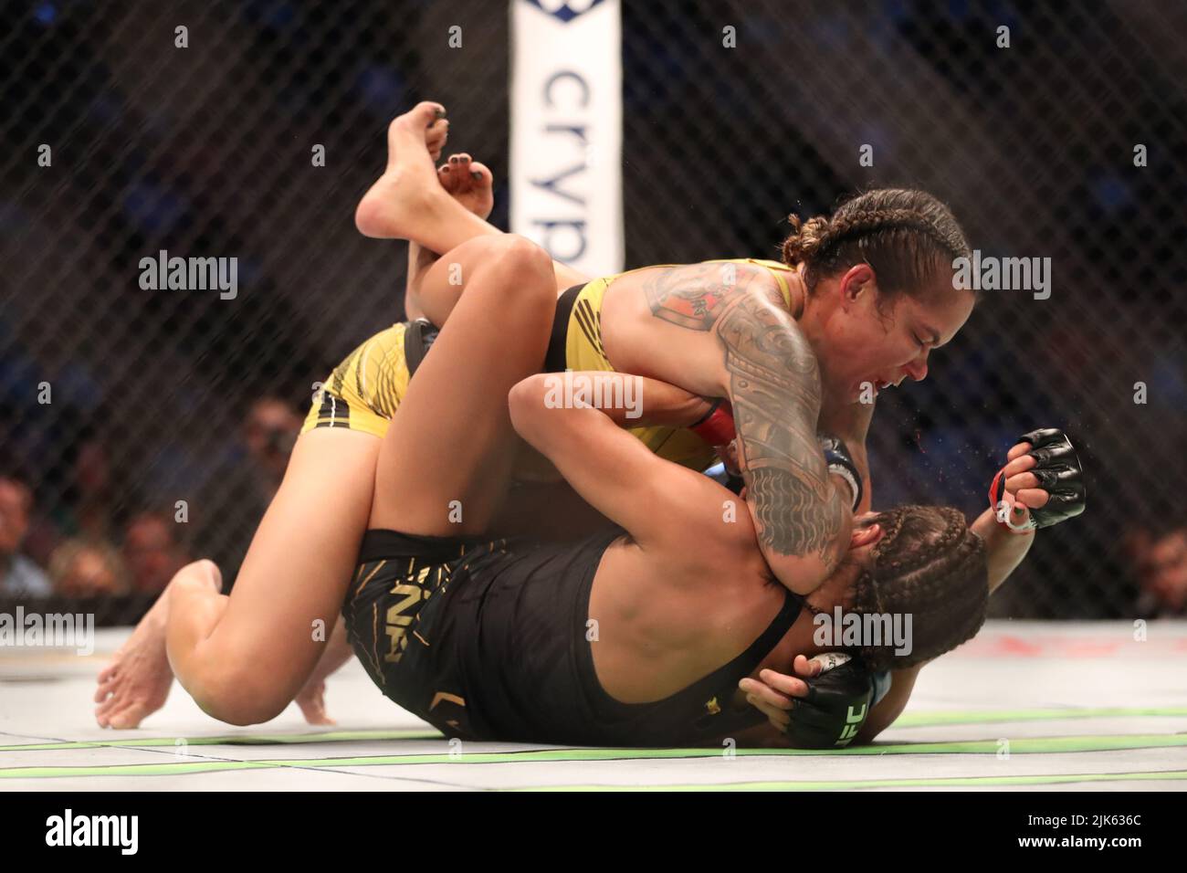 Dallas, Texas, Dallas, TX, USA. 30.. Juli 2022. DALLAS, TX - 30. JULI: Amanda Nunes (TOP) schlägt Julianna PeÃ±A in ihrem Women Bantamweight Kampf während der UFC 277 Veranstaltung im American Airlines Center am 30. Juli 2022 in Dallas, Texas, USA. (Bild: © Alejandro Salazar/PX Imagens via ZUMA Press Wire) Stockfoto