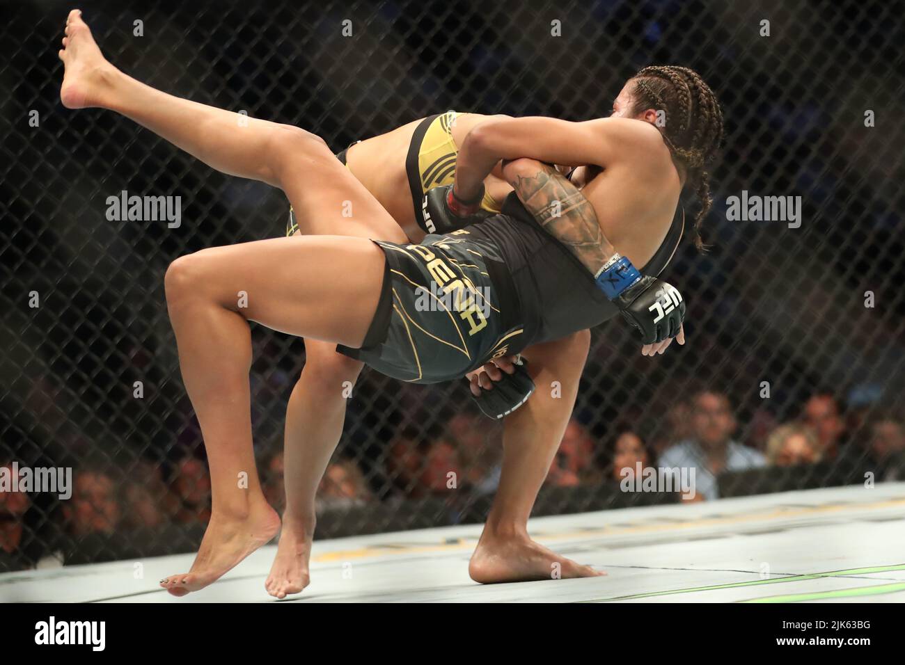 Dallas, Texas, Dallas, TX, USA. 30.. Juli 2022. DALLAS, TX - 30. JULI: (L-R) Amanda Nunes nimmt Julianna PeÃ±A bei ihrem Women Bantamweight Kampf während der UFC 277 Veranstaltung im American Airlines Center am 30. Juli 2022 in Dallas, Texas, USA, in den Kampf auf. (Bild: © Alejandro Salazar/PX Imagens via ZUMA Press Wire) Stockfoto