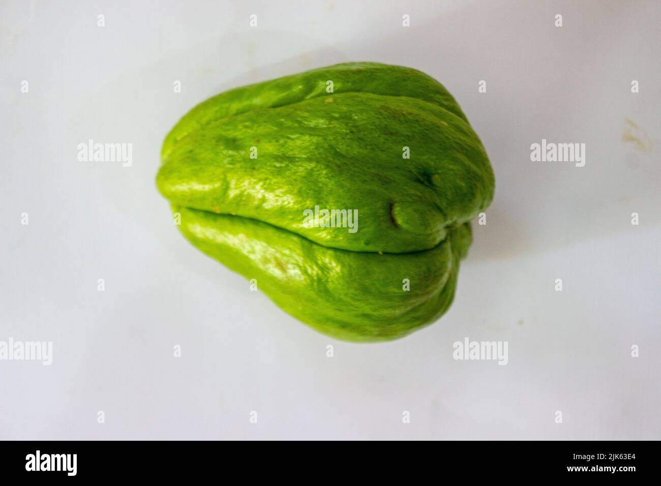 Labu siam (jipang) oder Chayote isoliert auf weißem Hintergrund. Bio-Gemüse-Konzept Stockfoto