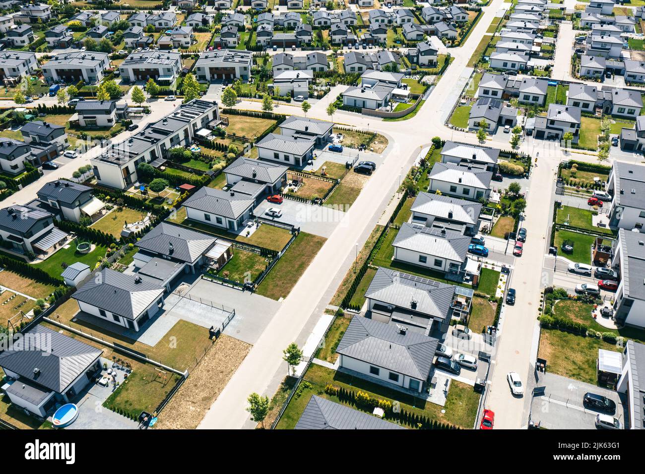 Häuser aus der Vogelperspektive. Luftaufnahme eines typischen Vororts in Polen. Moderne Architektur und Design. Stockfoto