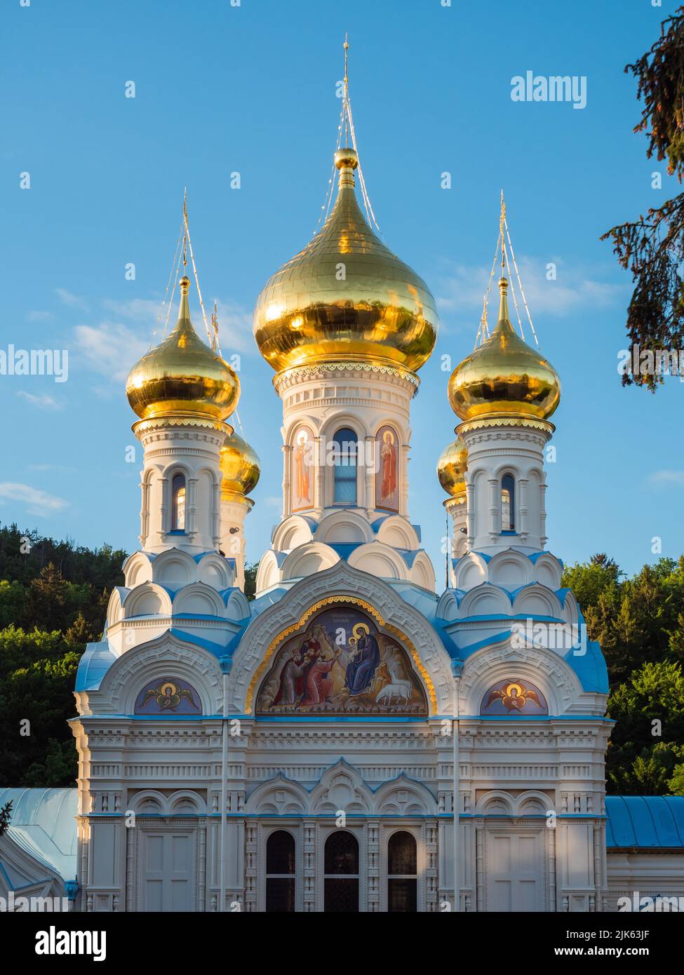 Kathedrale St. Peter und Paul, Orthodoxe Kirche Außenansicht in Karlovy Vary, Böhmen, Tschechische Republik mit Goldenen Kuppeln Stockfoto