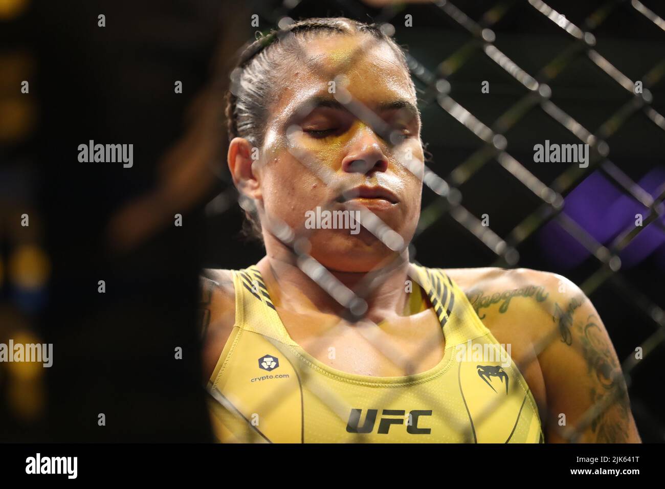 Dallas, Texas, Dallas, TX, USA. 30.. Juli 2022. DALLAS, TX - 30. JULI: Amanda Nunes bereitet sich auf den Kampf gegen Julianna PeÃ±A in ihrem Women Bantamweight Kampf während des UFC 277 Events im American Airlines Center am 30. Juli 2022 in Dallas, Texas, USA, vor. (Bild: © Alejandro Salazar/PX Imagens via ZUMA Press Wire) Stockfoto