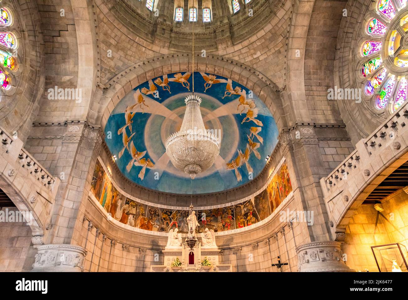 Der Kronleuchter und die Gemälde und die Kuppel des Heiligtums von Santa Luzia auf dem Monte de Santa Luzia, Viana do Castelo, Portugal Stockfoto