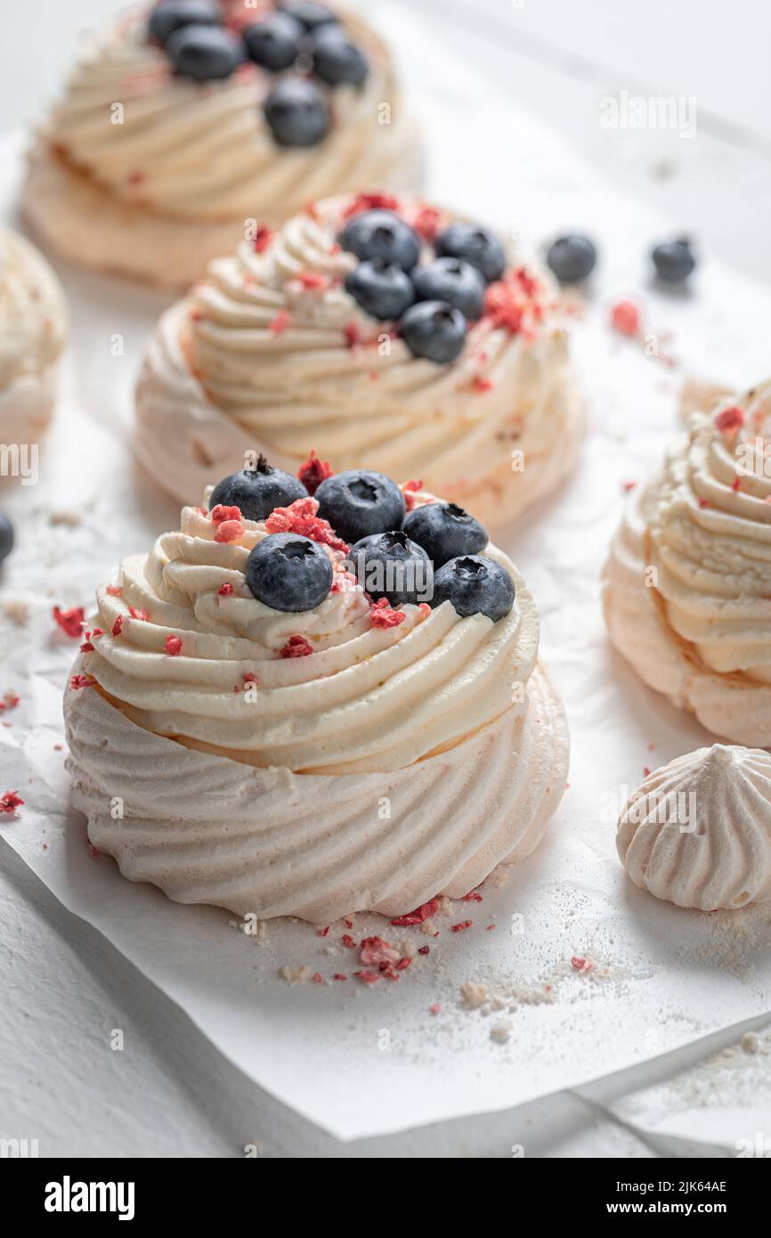 Traditionelles und köstliches Dessert aus Pavlova mit frischen Beeren ...