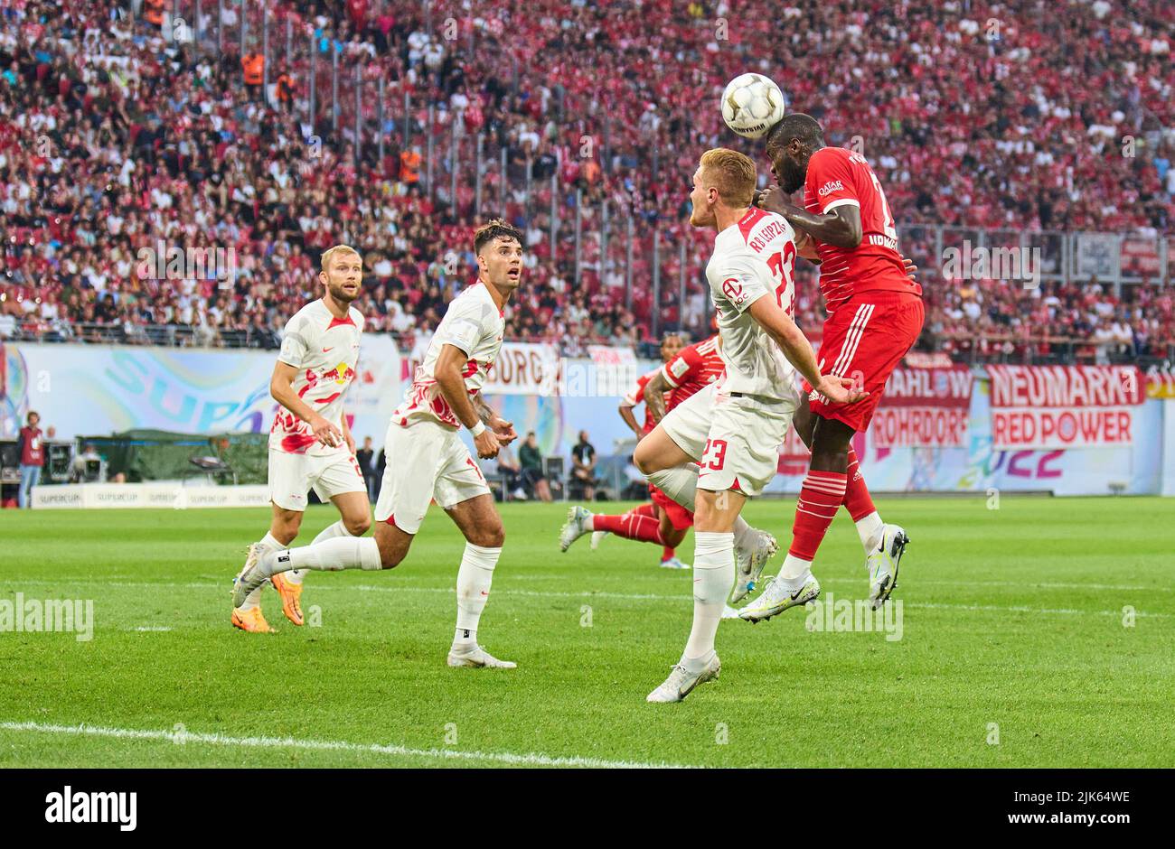 Leipzig, Deutschland. 30.. Juli 2022. Dayot Upamecano , FCB 2 im Kopfballduell , Kopfball mit Marcel HALSTENBERG, RB Leipzig 23 Konrad LAIMER, RB Leipzig 27 Dominik Szoboszlai, RB Leipzig 17 im Spiel RB LEIPZIG - FC BAYERN MÜNCHEN 3-5 DFL SUPERCUP, 1. Deutsche Fußball Liga, in Leipzig, 30. Juli 2022 Spielzeit 2022/2023 © Peter Schatz / Alamy Live News Credit: Peter Schatz/Alamy Live News Stockfoto