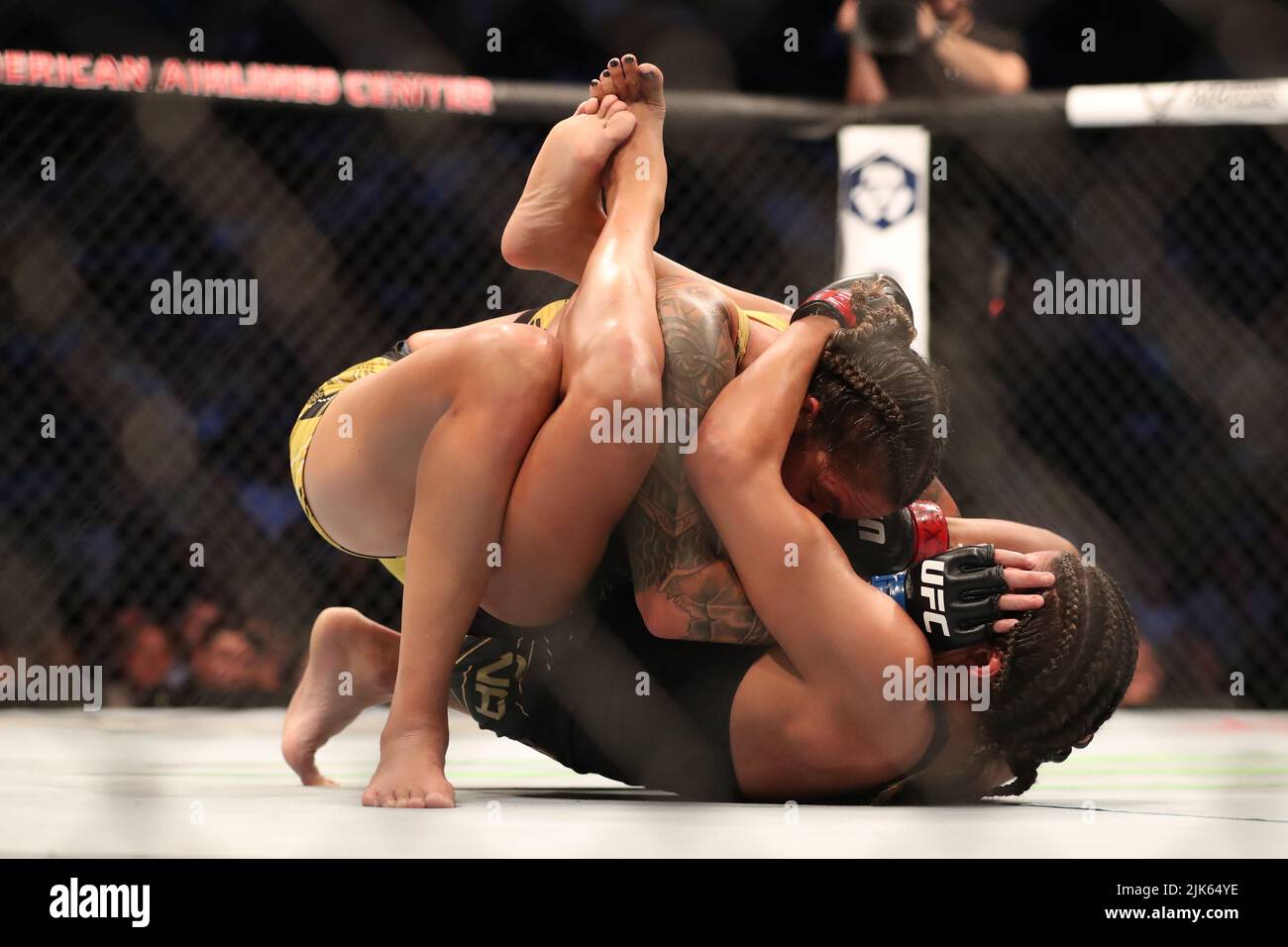 Dallas, Texas, Dallas, TX, USA. 30.. Juli 2022. DALLAS, TX - 30. JULI: Amanda Nunes (TOP) kämpft gegen Julianna PeÃ±A in ihrem Women Bantamweight Kampf während des UFC 277 Events im American Airlines Center am 30. Juli 2022 in Dallas, Texas, USA. (Bild: © Alejandro Salazar/PX Imagens via ZUMA Press Wire) Stockfoto