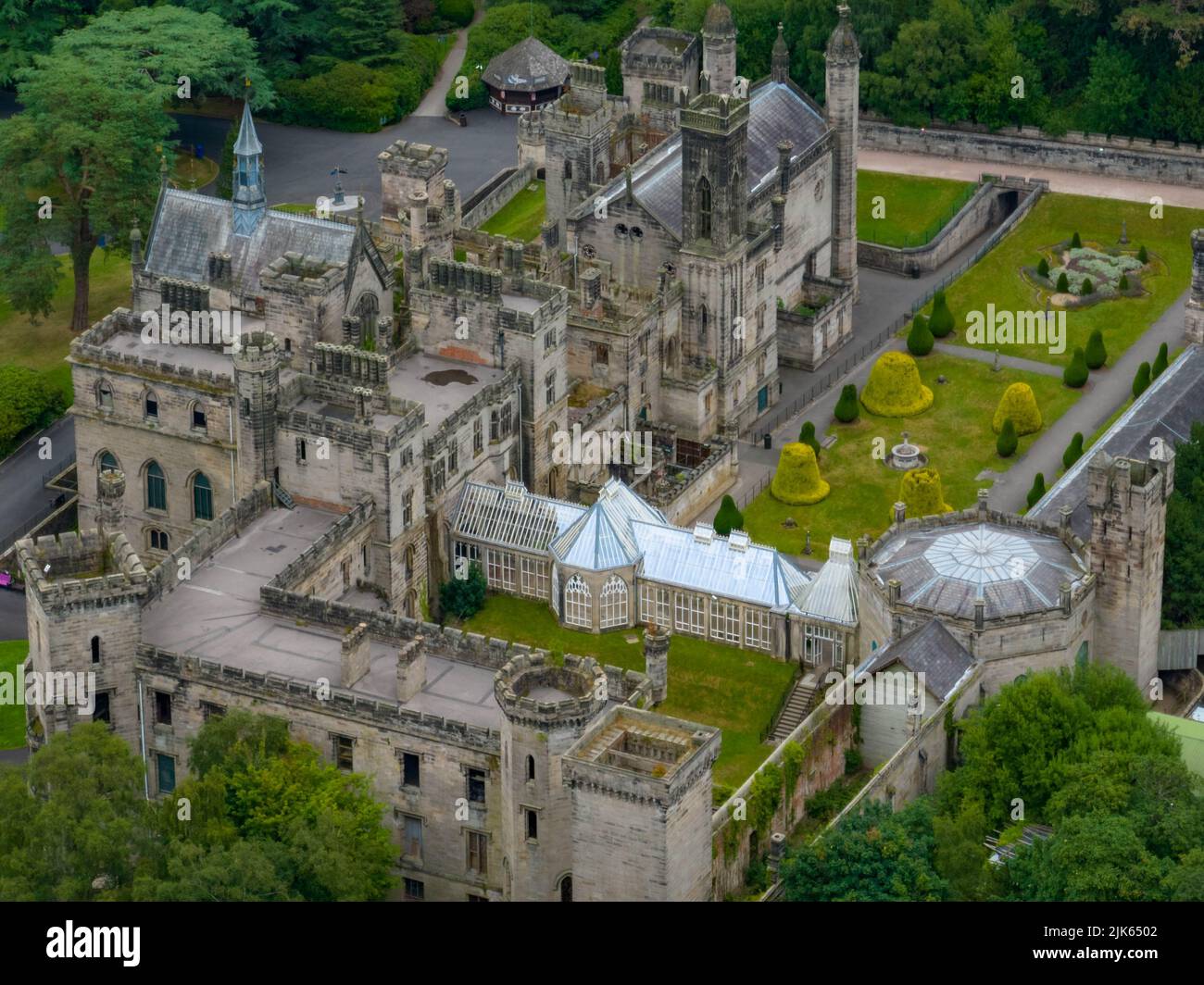 Alton Towers Luftaufnahmen aus der Luft, einschließlich Nemesis, Smiler, David Walliims, Sonic Spinball Whizzer, The Towers, RITA, 13, Enterprize (SBNO) Drone Stockfoto