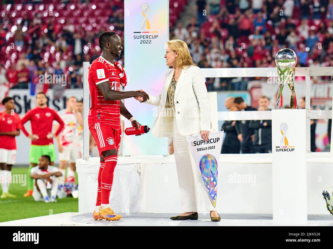 Leipzig, Deutschland. 30.. Juli 2022. Sadio Mane (FCB 17) bei der Siegerehrung mit Donata Hopfen, DFL-Geschäftsführerin, Geschäftsführerin DFL Deutsche Fußball Liga GmbH, DFL-Vorstandsmitglied, Vorsitzende DFL Geschäftsführerin, Sprecherin DFL Präsidium im Spiel RB LEIPZIG - FC BAYERN MÜNCHEN 3-5 DFL SUPERCUP, 1. Deutsche Fußball Liga, in Leipzig, 30. Juli 2022 Spielzeit 2022/2023 © Peter Schatz / Alamy Live News Credit: Peter Schatz/Alamy Live News Stockfoto