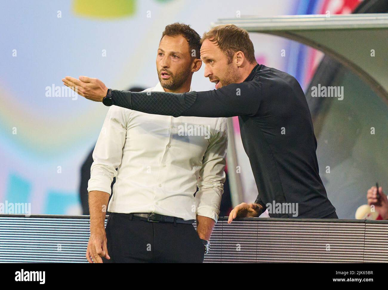 Leipzig, Deutschland. 30.. Juli 2022. Domenico Tedesco, RB Leipzig Teamchef, Trainer, Andreas Hinkel, Co-Trainer RB Leipzig im Spiel RB LEIPZIG - FC BAYERN MÜNCHEN 3-5 DFL SUPERCUP, 1. Deutsche Fußball Liga, in Leipzig, 30. Juli 2022 Spielzeit 2022/2023 © Peter Schatz / Alamy Live News Credit: Peter Schatz/Alamy Live News Stockfoto
