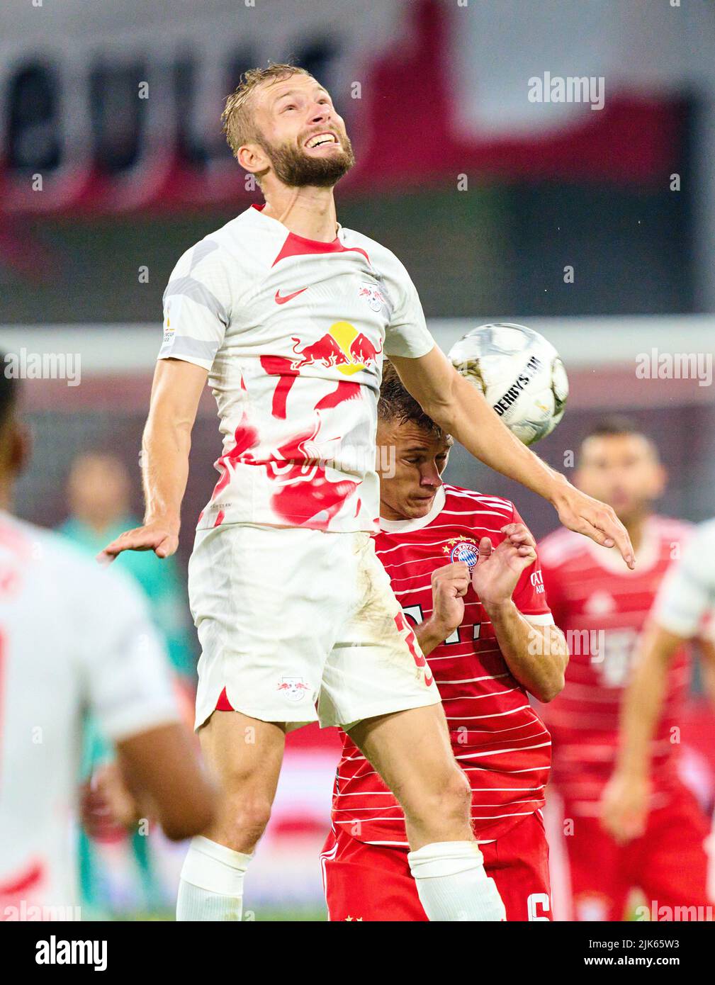 Leipzig, Deutschland. 30.. Juli 2022. Konrad LAIMER, RB Leipzig 27 Wettkampf um den Ball, Tackling, Duell, Header, zweikampf, Aktion, Kampf gegen Joshua KIMMICH, FCB 6 im Spiel RB LEIPZIG - FC BAYERN MÜNCHEN 3-5 DFL SUPERCUP, 1. Deutsche Fußball Liga, in Leipzig, 30. Juli 2022 Spielzeit 2022/2023 © Peter Schatz / Alamy Live News Credit: Peter Schatz/Alamy Live News Stockfoto