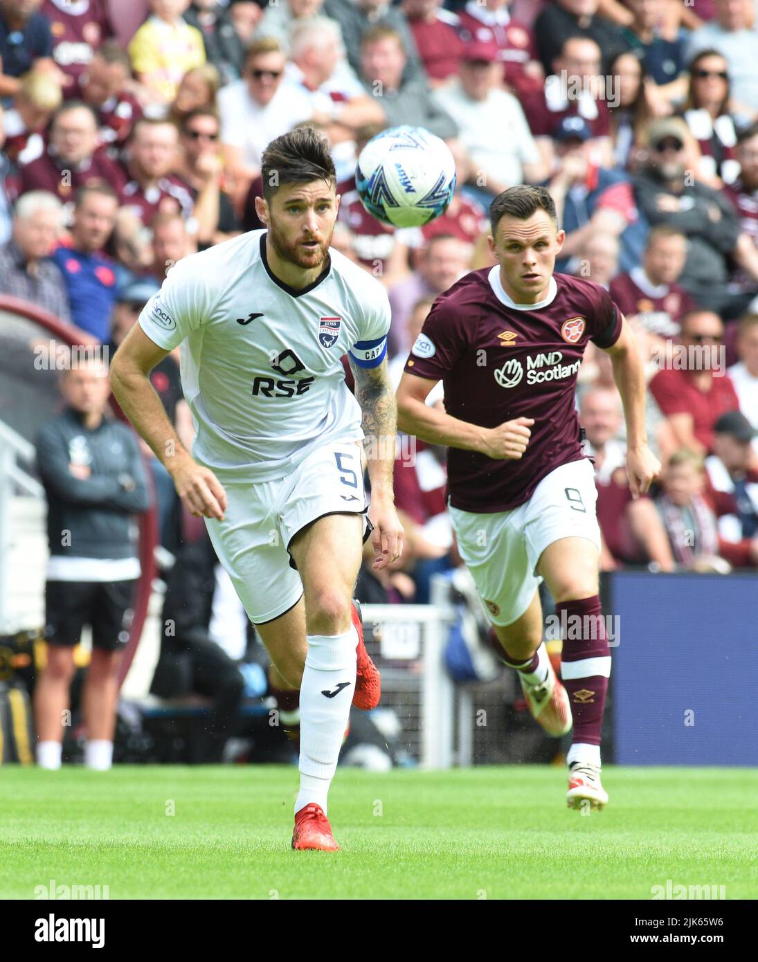 Tynecastle Park, Edinburgh.Schottland UK.30.July 22 Hearts vs Ross County Cinch Scottish Premier Match . L/r Ross County Captain Jack Baldwin & Hearts' Lawrence Shankland Credit: eric mccowat/Alamy Live News Stockfoto