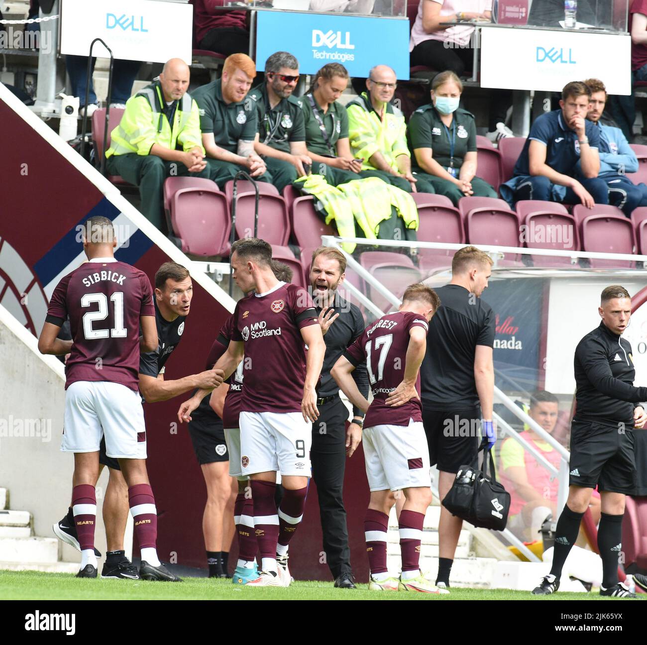 Tynecastle Park, Edinburgh.Schottland UK.30.July 22 Hearts vs Ross County Cinch Scottish Premier Match . Hearts' Manager Robbie Neilson und Trainer Lee McCulloch geben den Spielern während der Spielpause gegen Ross County Anweisungen. Kredit: eric mccowat/Alamy Live Nachrichten Stockfoto
