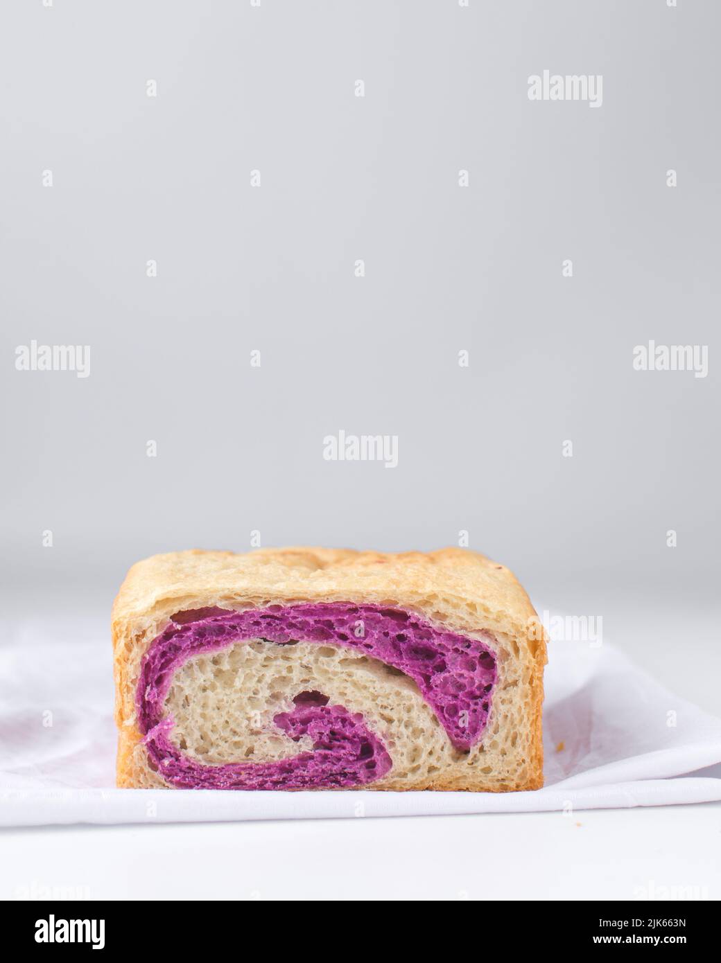 Zweifarbiger Wirbel, duotoniertes Brot, violettes Brot, kurzer Laib Brot, weil es nicht genug Teig gab, ungewöhnliche Laibgröße Stockfoto
