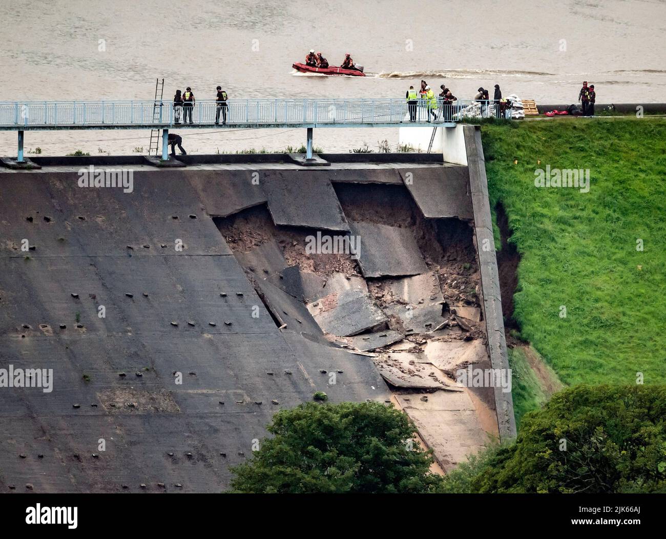 Aktenfoto vom 1/8/2019 des Toddbrook Reservoir in der Nähe des Dorfes Whaley Bridge, Derbyshire, nachdem es durch starke Regenfälle beschädigt wurde. Ausgabedatum: Donnerstag, 1. August 2019. Stockfoto