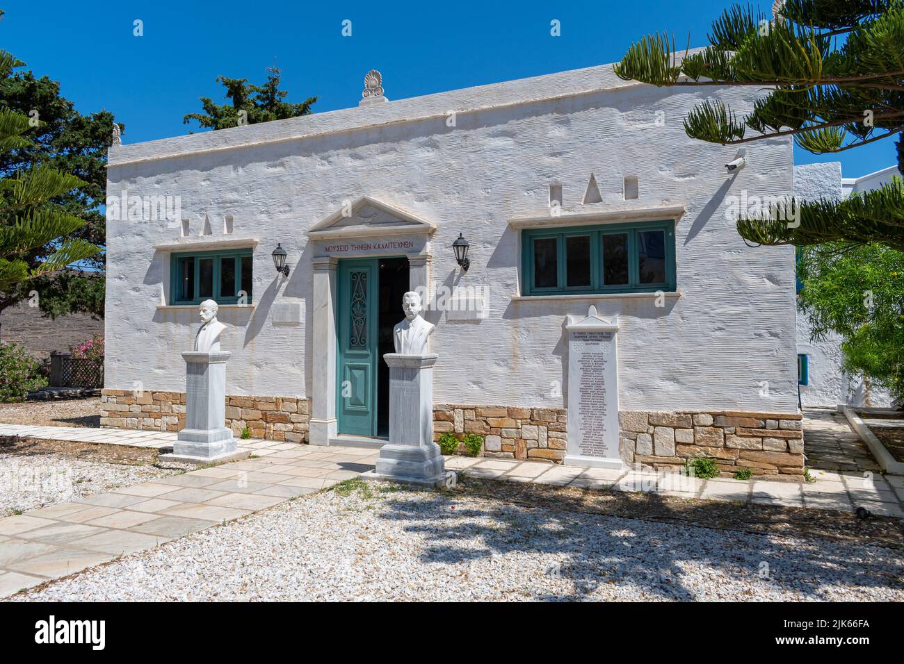 Tinos, Griechenland - 12 2021. Juni: Museum der Tinian Künstler in Pyrgos (Panormos) Dorf Stockfoto