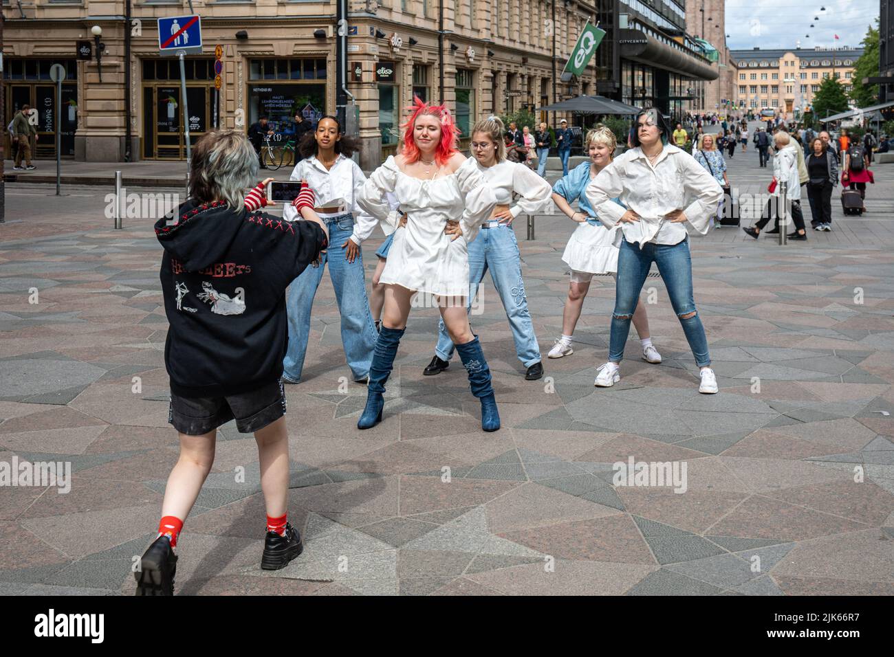 Jugendliche Mädchen oder junge Frauen, die tanzen und einen Videoclip in Keskuskatu, Helsinki, Finnland, machen Stockfoto