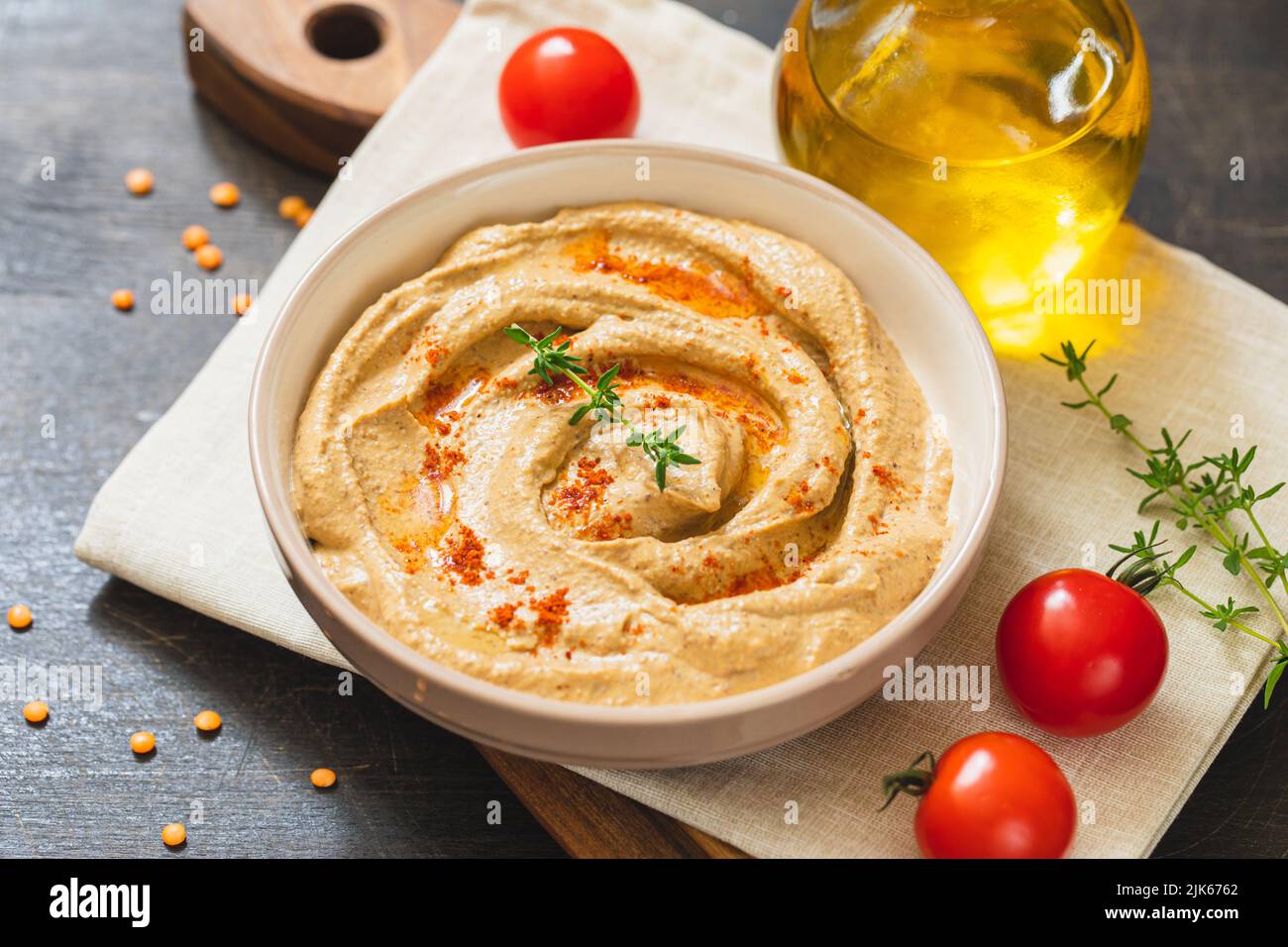 Hummus (Pastete, Pasta, Dip) von Linsen oder Dal. Rote Linsen und Linsenhummus Stockfoto