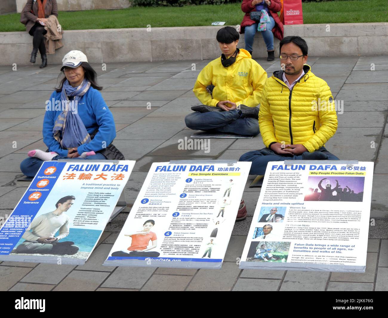 London, Großbritannien - 10. Oktober 2020: Praktizierende von Falun Dafa (Falun Gong) meditieren und demonstrieren auf dem Trafalgar Platz Stockfoto