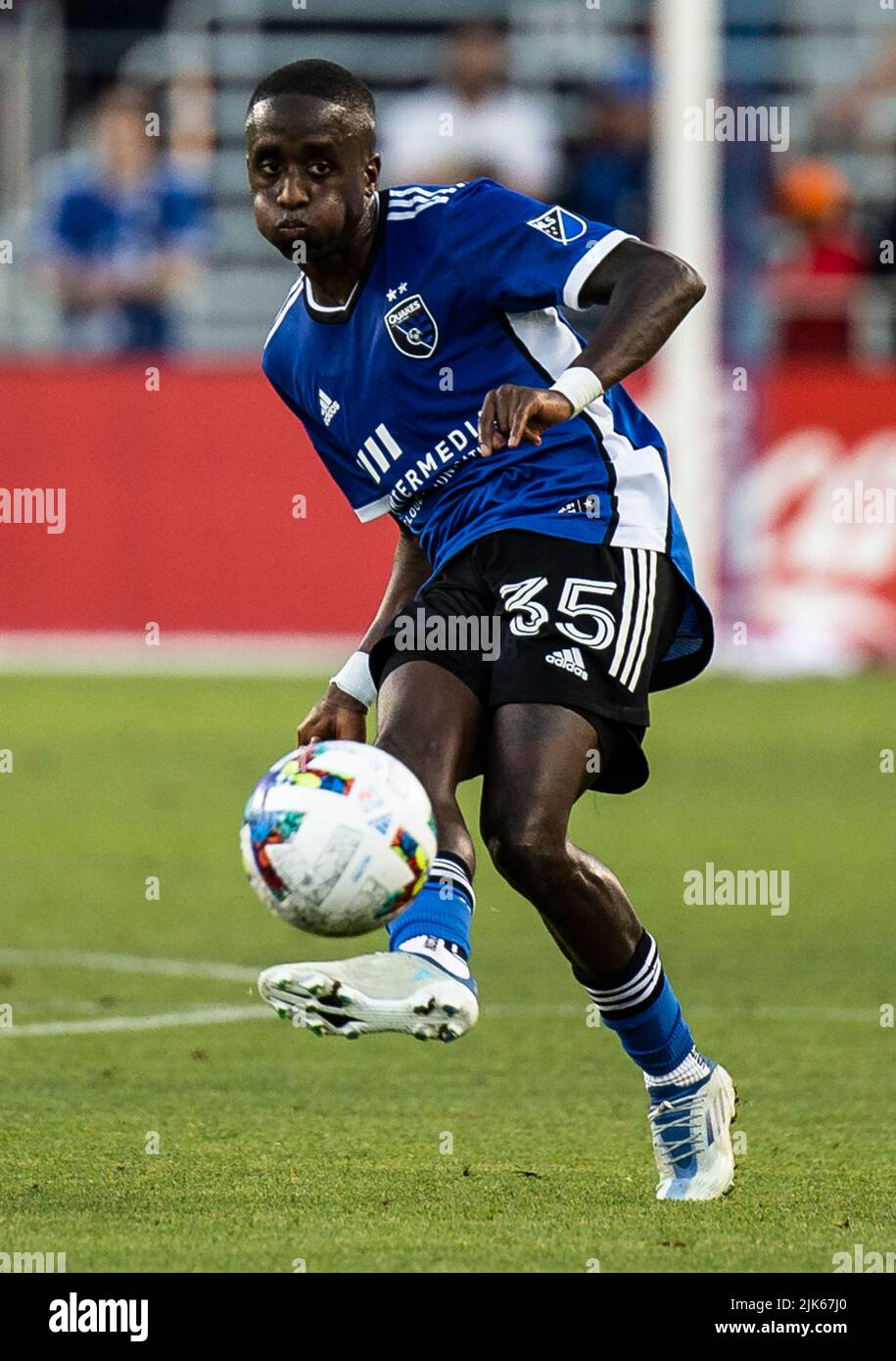 San Jose, Kalifornien, USA. 30. Juli 2022 San Jose, CA USA San Jose Erdbeben-Mittelfeldspieler Jamiro Monteiro (35) scheint während des MLS-Spiels zwischen Real Salt Lake und den Erdbeben in San Jose den Ball zu überholen. Das Spiel endet 2-2 Unentschieden im PayPal Park San Jose Kalifornien. Thurman James/CSM Credit: CAL Sport Media/Alamy Live News Stockfoto