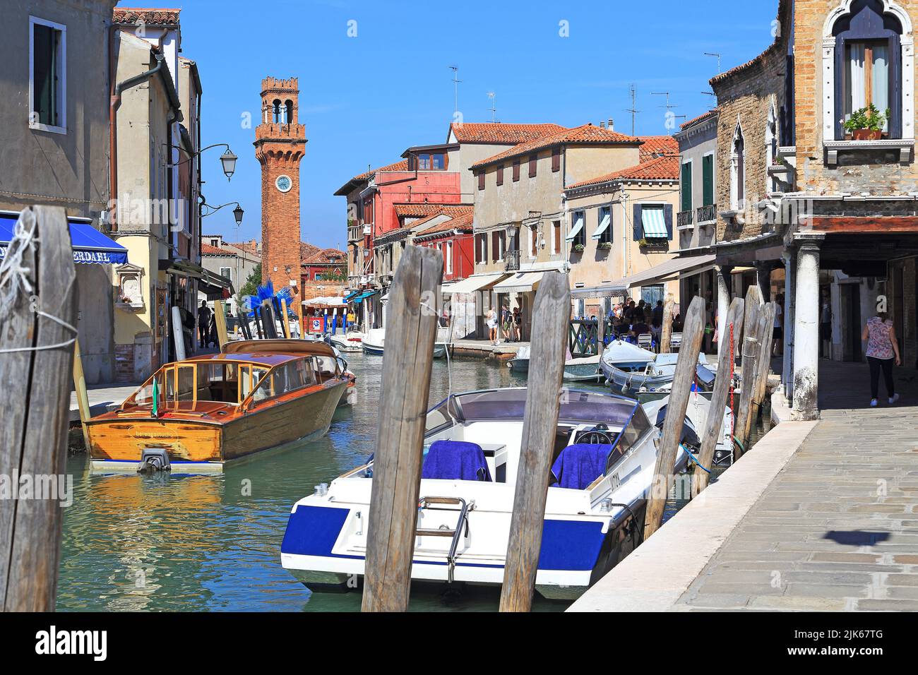 VENEDIG, ITALIEN - 9. SEPTEMBER 2018: Dies ist der Rio del Vetrai Kanal und Uhrenturm auf der Insel Murano. Stockfoto