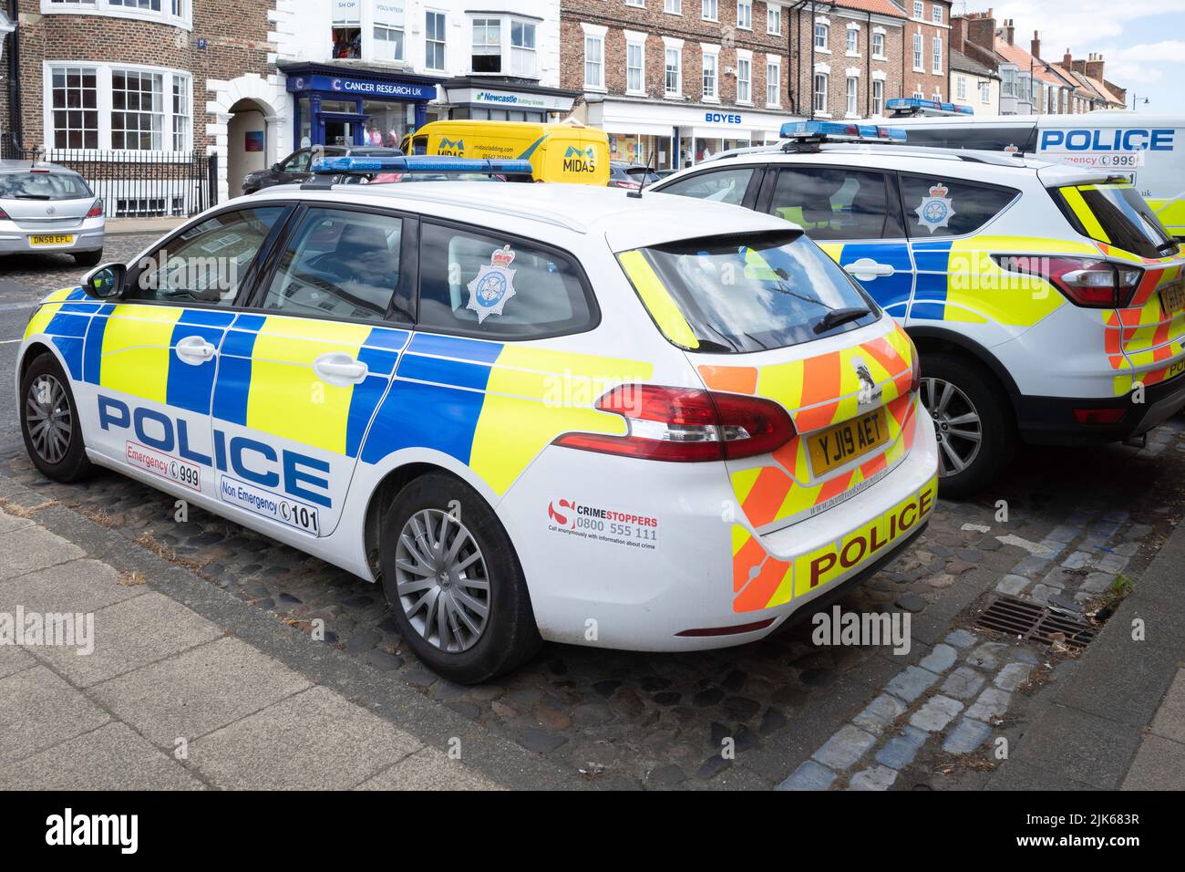 Polizeiautos vor dem Bahnhof in Stokesley High Street North Yorkshire Stockfoto