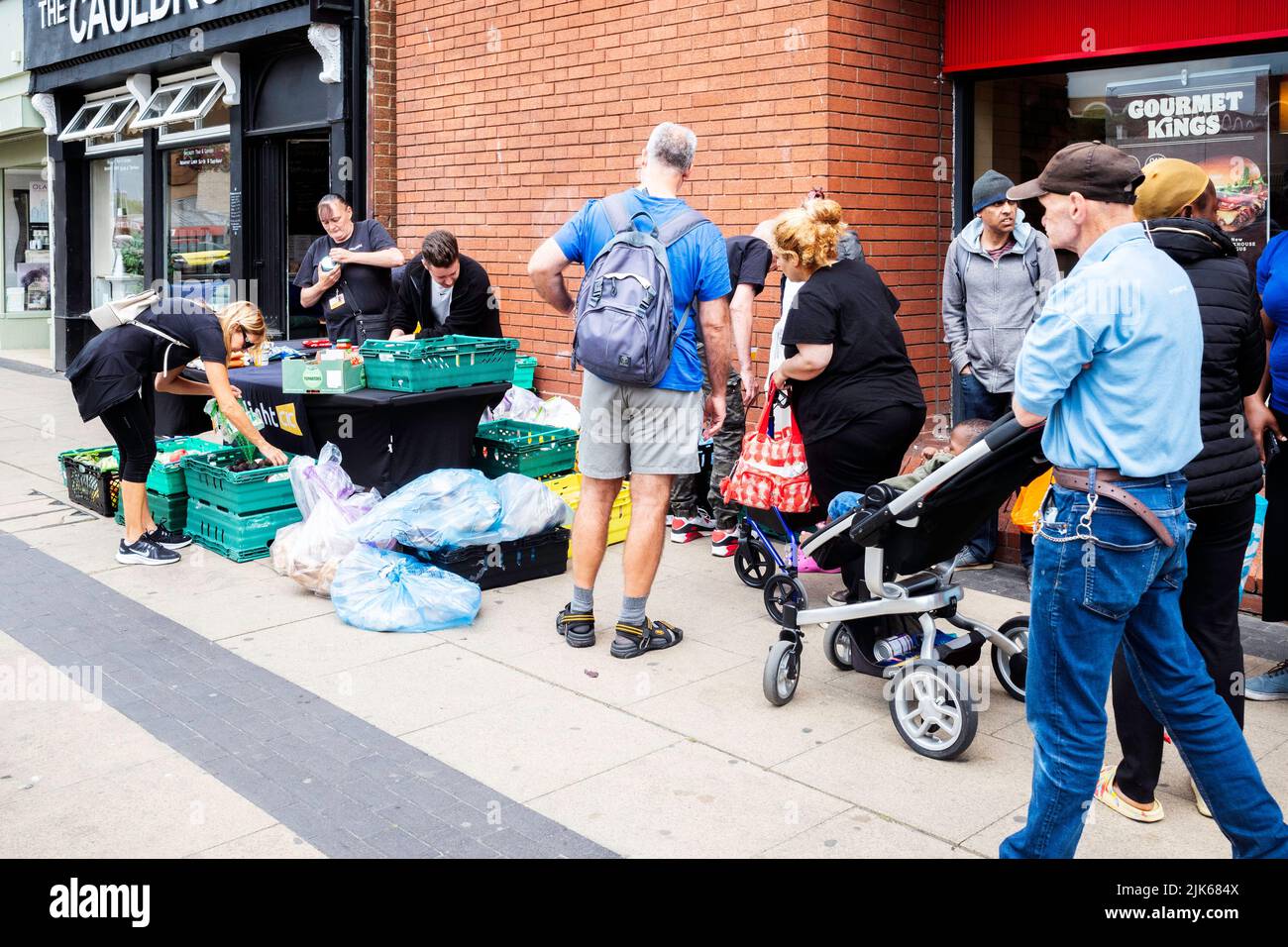Ein Stand, der bedürftigen Personen im Stadtzentrum von Middlesbrough kostenloses Essen ausstellt Stockfoto