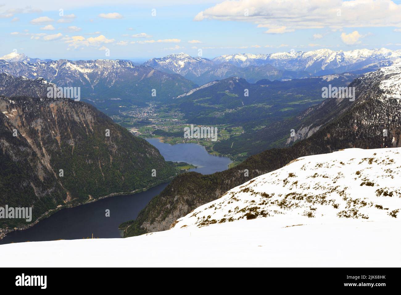 Dies ist ein Blick auf das österreichische Seengebiet in den Höhen des Dachsteingebirges. Stockfoto