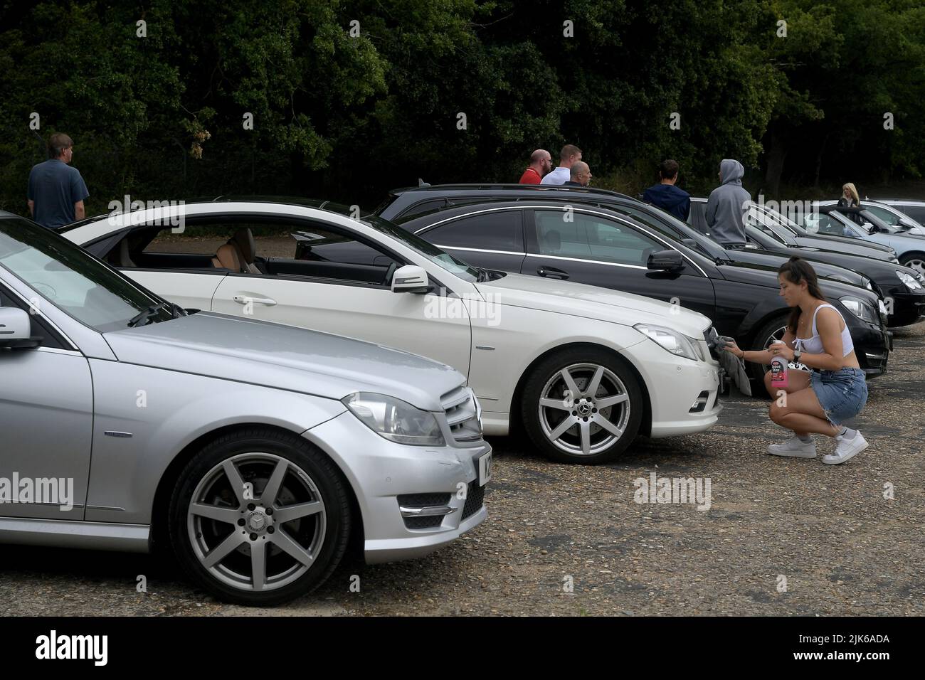 Surrey, Großbritannien. 31.. Juli 2022. Weybridge Surrey 31.. Juli 22. Mitglieder des Mercedes Benz Owners Club versammeln sich zu ihrem jährlichen Sommertreffen auf der alten Rennstrecke Brooklands in Weybridge Surrey. Liebhaber der Marke wurden mit Exponaten von Oldtimern und klassischen Mercedes-Fahrzeugen sowie brandneuen Showroom-Modellen verwöhnt. Quelle: MARTIN DALTON/Alamy Live News Stockfoto