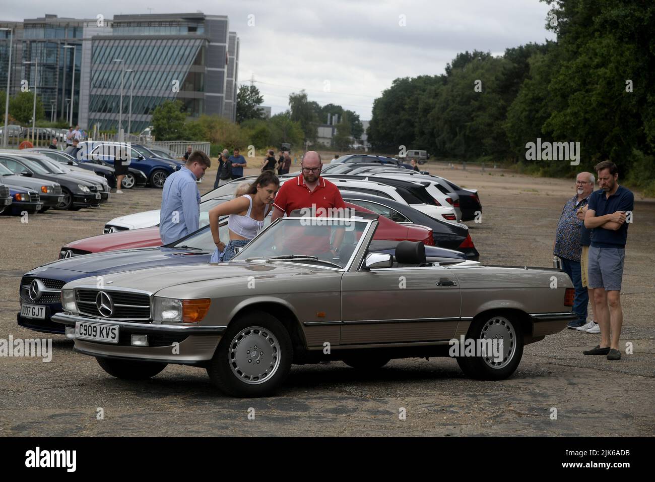 Surrey, Großbritannien. 31.. Juli 2022. Weybridge Surrey 31.. Juli 22. Mitglieder des Mercedes Benz Owners Club versammeln sich zu ihrem jährlichen Sommertreffen auf der alten Rennstrecke Brooklands in Weybridge Surrey. Liebhaber der Marke wurden mit Exponaten von Oldtimern und klassischen Mercedes-Fahrzeugen sowie brandneuen Showroom-Modellen verwöhnt. Quelle: MARTIN DALTON/Alamy Live News Stockfoto