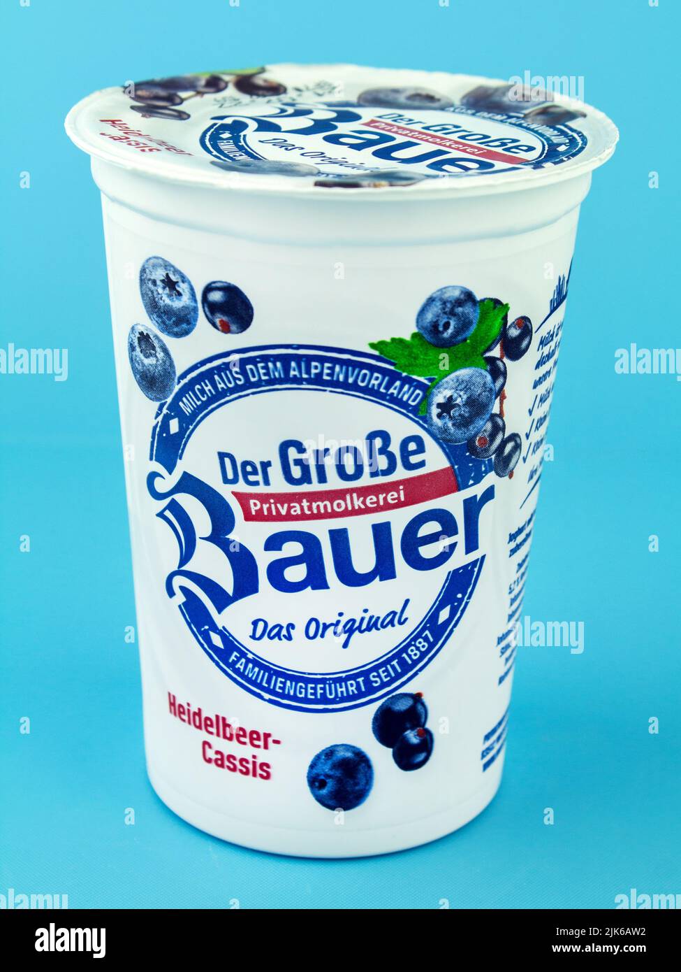 Hamburg, Deutschland - Juli 31 2022: Bauer Heidelbeer, Classik Jogurt auf blauem Hintergrund - Bauer Blueberry, Classik Joghurt auf blauem Hintergrund Stockfoto