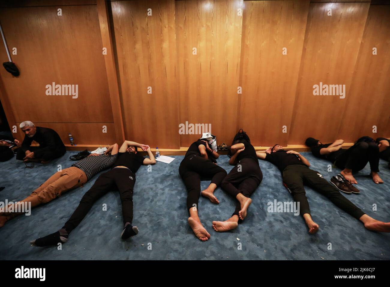 Bagdad, Irak. 31.. Juli 2022. Die Anhänger des einflussreichen schiitischen Geistlichen Moqtada al-Sadr schlafen im irakischen Parlament, nachdem sie am Samstag in das Gebäude eindrangen, um politische Reformen in der politischen Sackgasse des Landes zu fordern. Quelle: Ameer Al-Mohammedawi/dpa/Alamy Live News Stockfoto