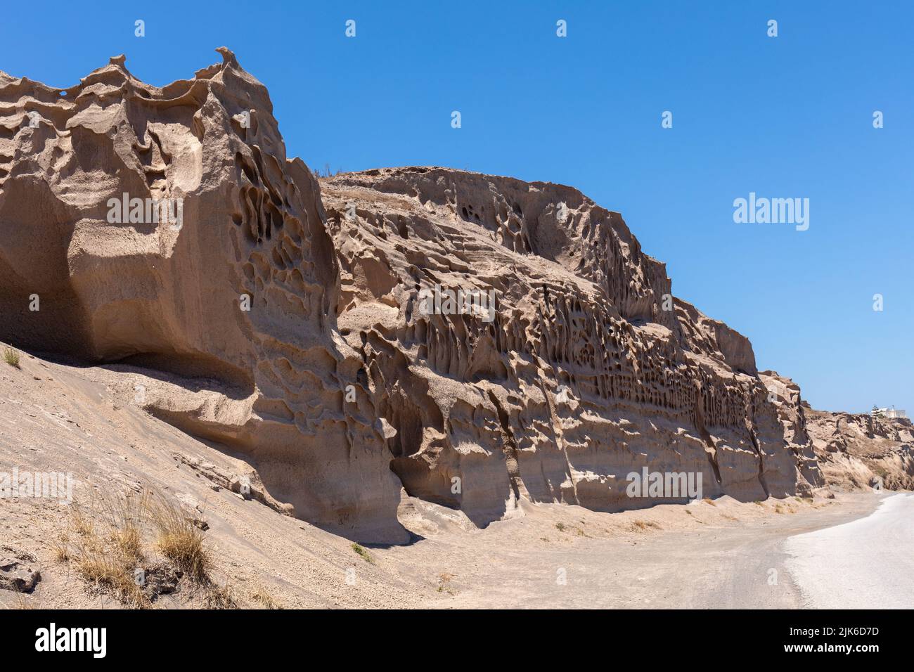 Monolithos Klippenerosion an der Ostküste von Santorini, Kykladen-Inseln, Griechenland, Europa Stockfoto