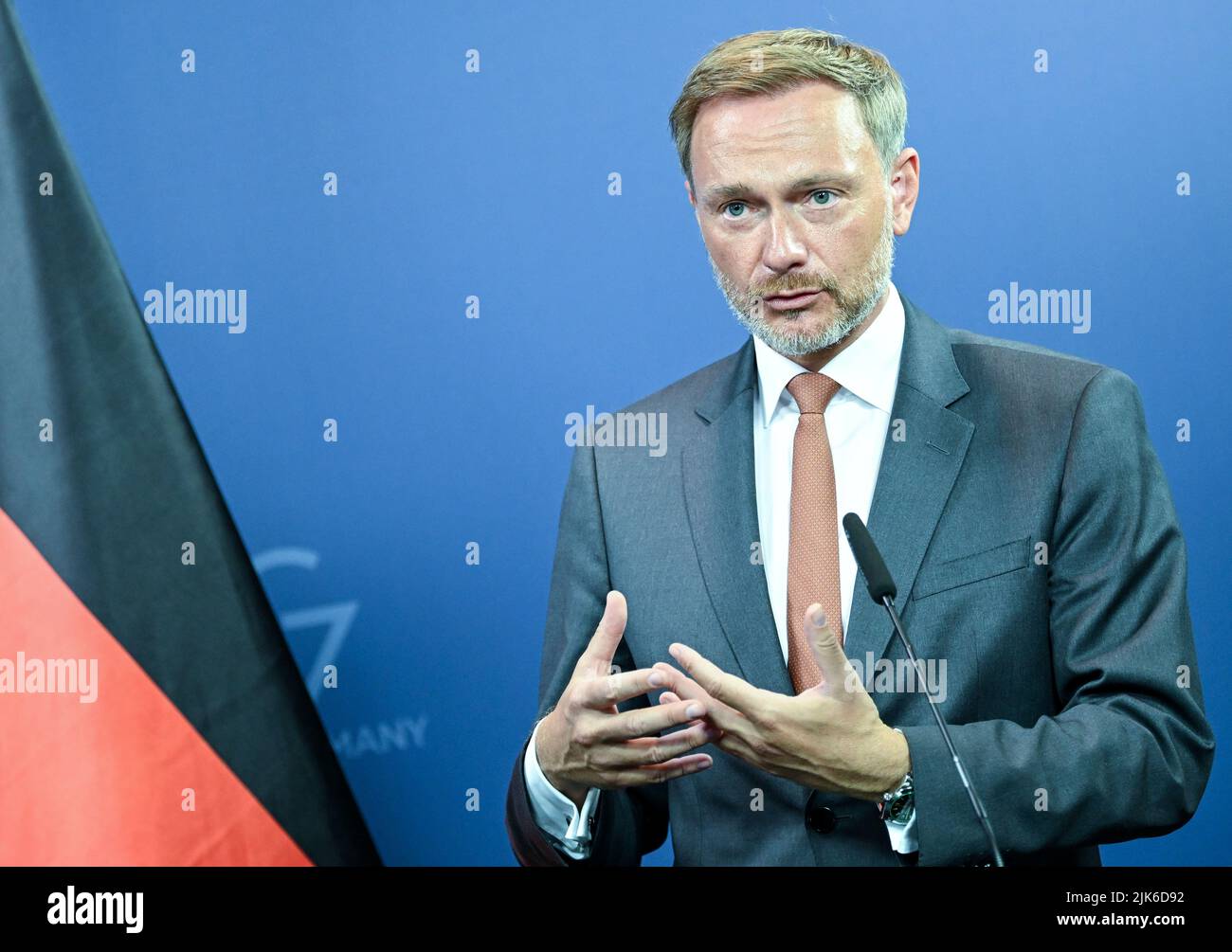 25. Juli 2022, Berlin: Christian Lindner (FDP) Bundesfinanzminister, spricht auf einer Pressekonferenz über die europäische Finanzpolitik. Foto: Britta Pedersen/dpa Stockfoto