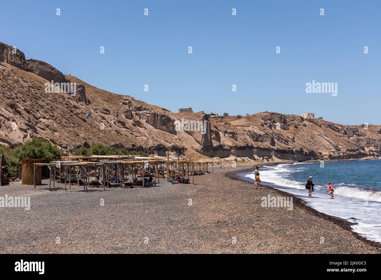 Monolithos ist bekannt für seinen vulkanischen schwarzen Sandstrand an der Ostküste Santorinis, den Kykladen-Inseln, Griechenland und Europa Stockfoto