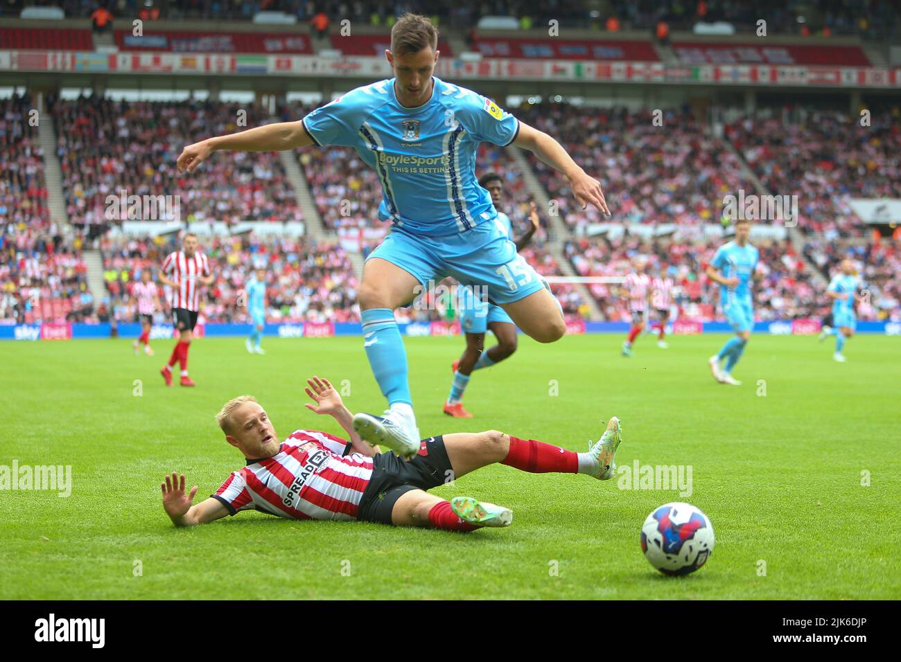 Dominic Hyam von Coventry City lässt sich während des Sky Bet Championship-Spiels zwischen Sunderland und Coventry City im Stadium of Light, Sunderland, am Sonntag, 31.. Juli 2022, dem Tackling von Alex Pritchard von Sunderland entziehen. (Quelle: Michael Driver | MI News) Stockfoto