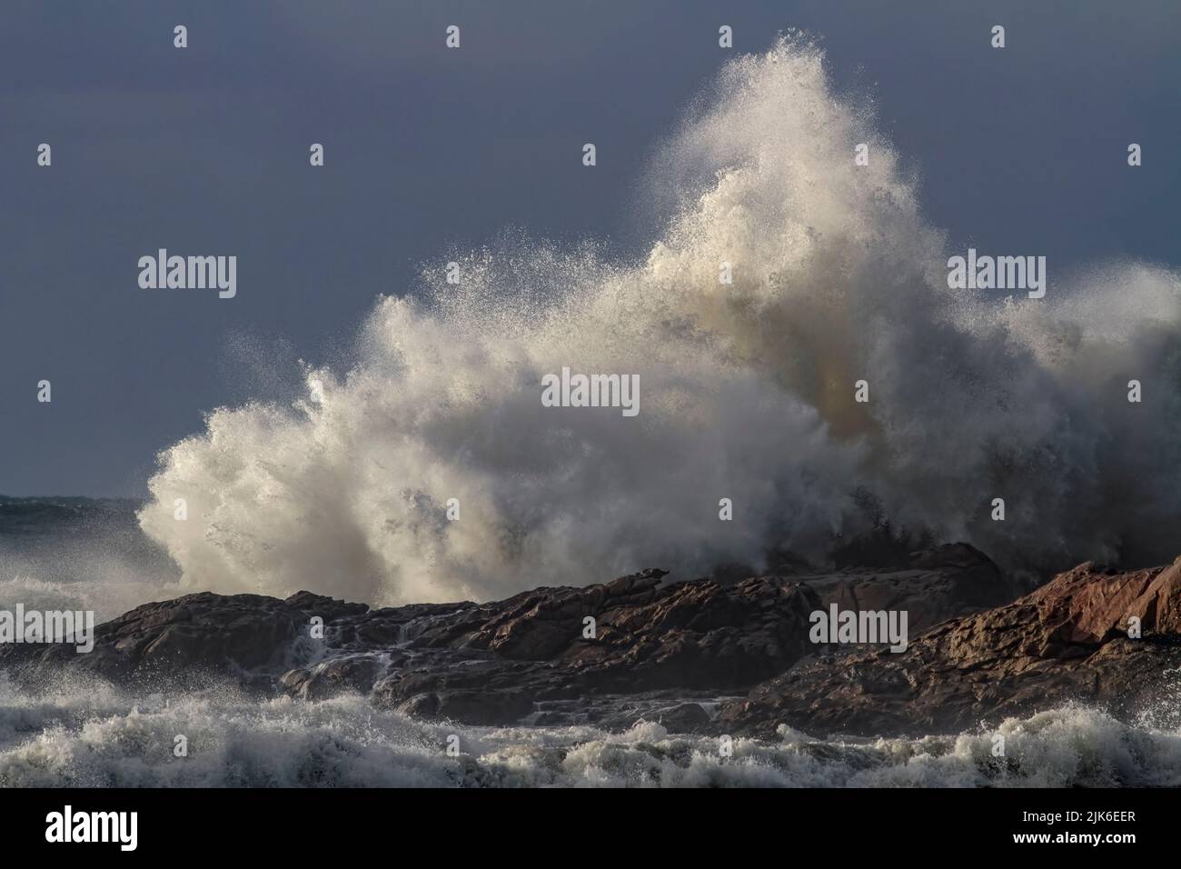 Stürmischer Wellenrausch, nördliche portugiesische Felsküste. Stockfoto