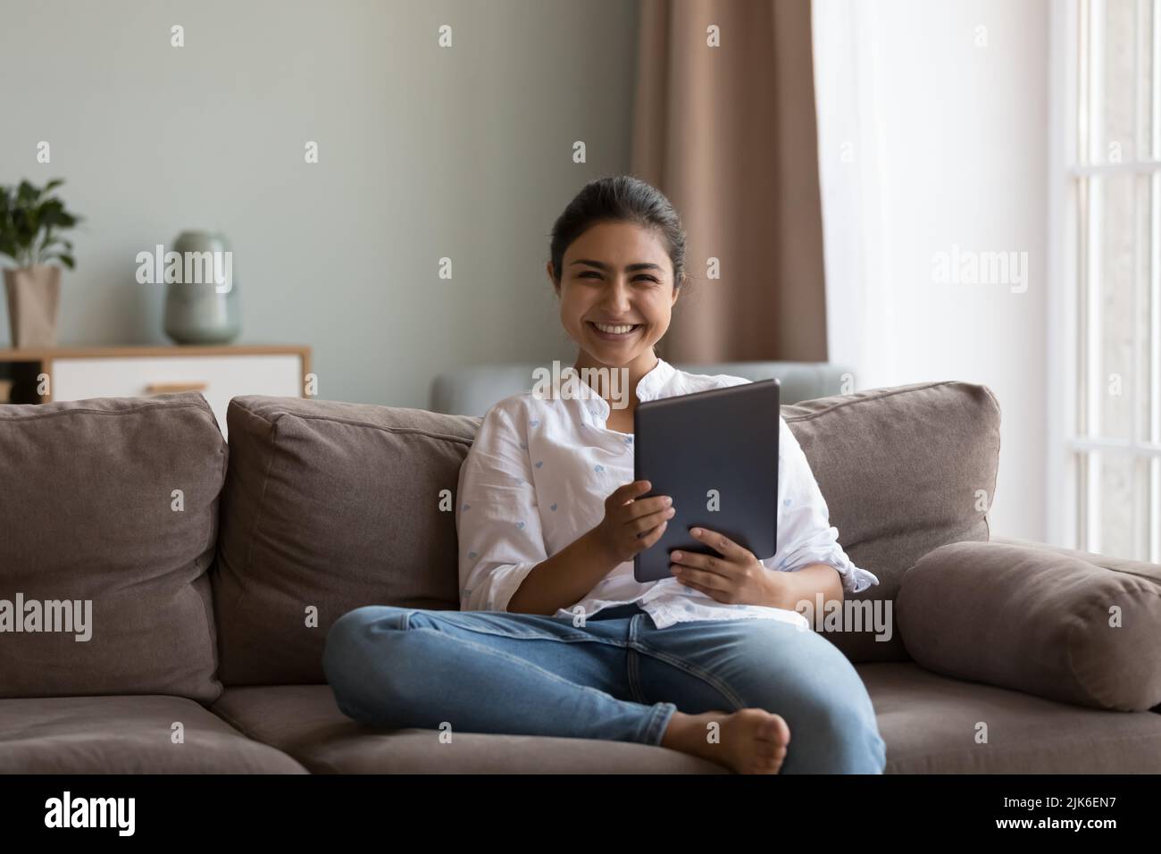 Happy Indian Tablet Benutzer Mädchen Home Portrait Stockfoto