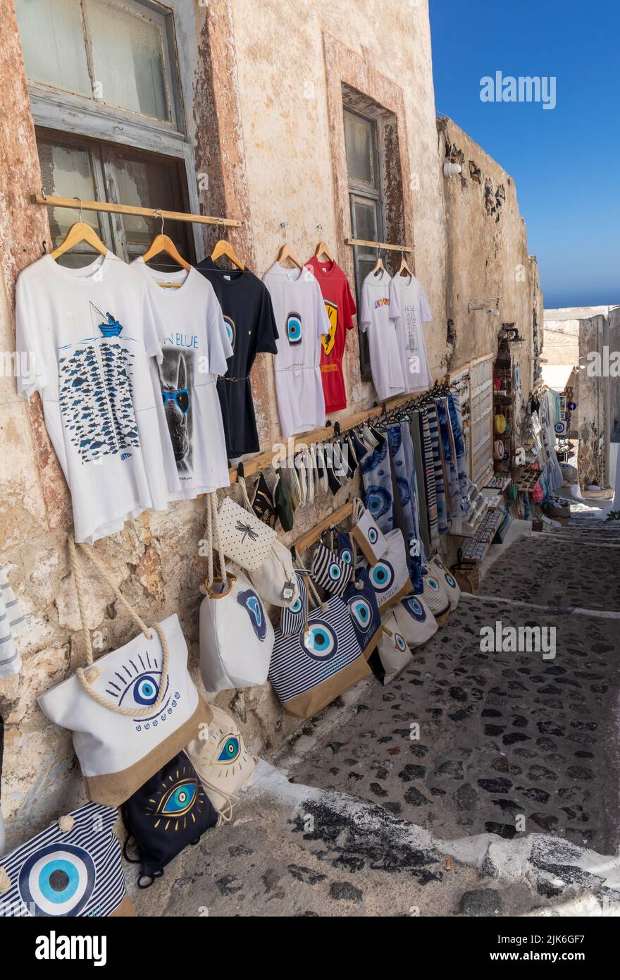 Shop Verkauf von T-Shirts und griechischen bösen Augen Taschen in Pyrgos Dorf, Santorini, Kykladen Inseln, Griechenland, Europa Stockfoto