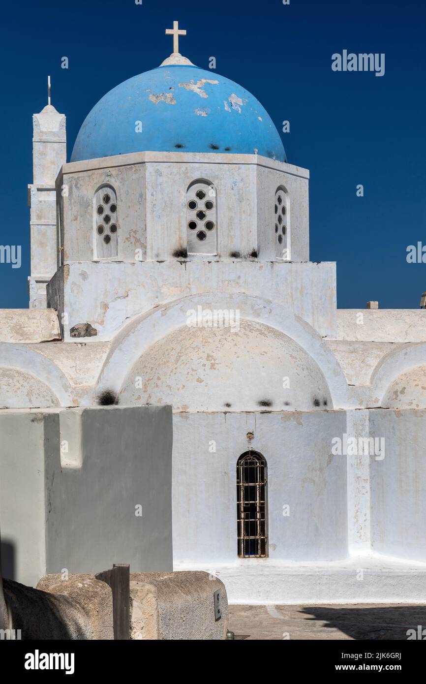 Blau gewölbte weißgetünchte griechische Kirche in Pyrgos Dorf, Santorini, Kykladen Inseln, Griechenland, Europa Stockfoto