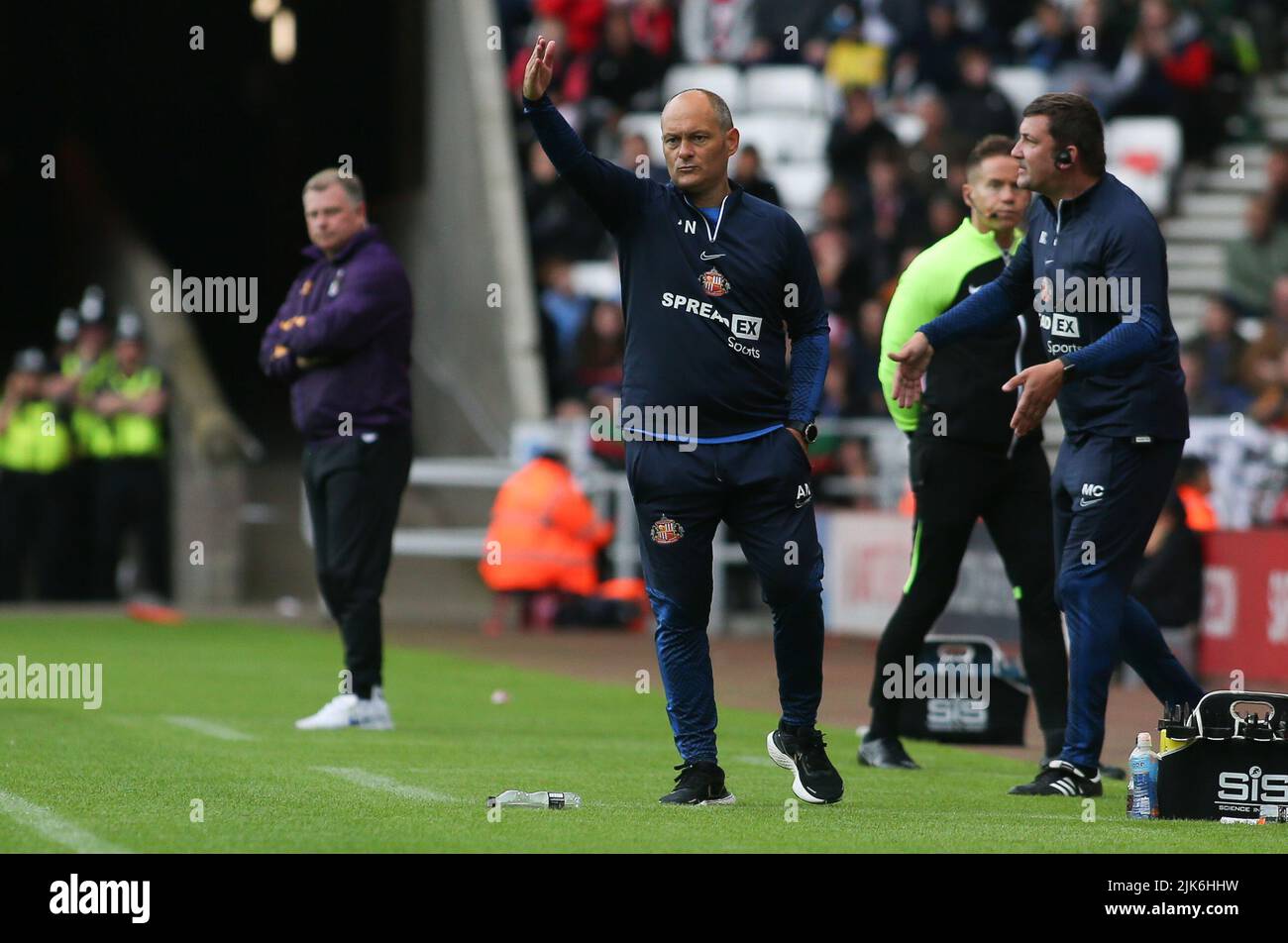 Alex Neil, Manager von Sunderland, gibt während des Sky Bet Championship-Spiels zwischen Sunderland und Coventry City am Sonntag, dem 31.. Juli 2022, im Stadium of Light in Sunderland Anweisungen. (Quelle: Michael Driver | MI News) Stockfoto